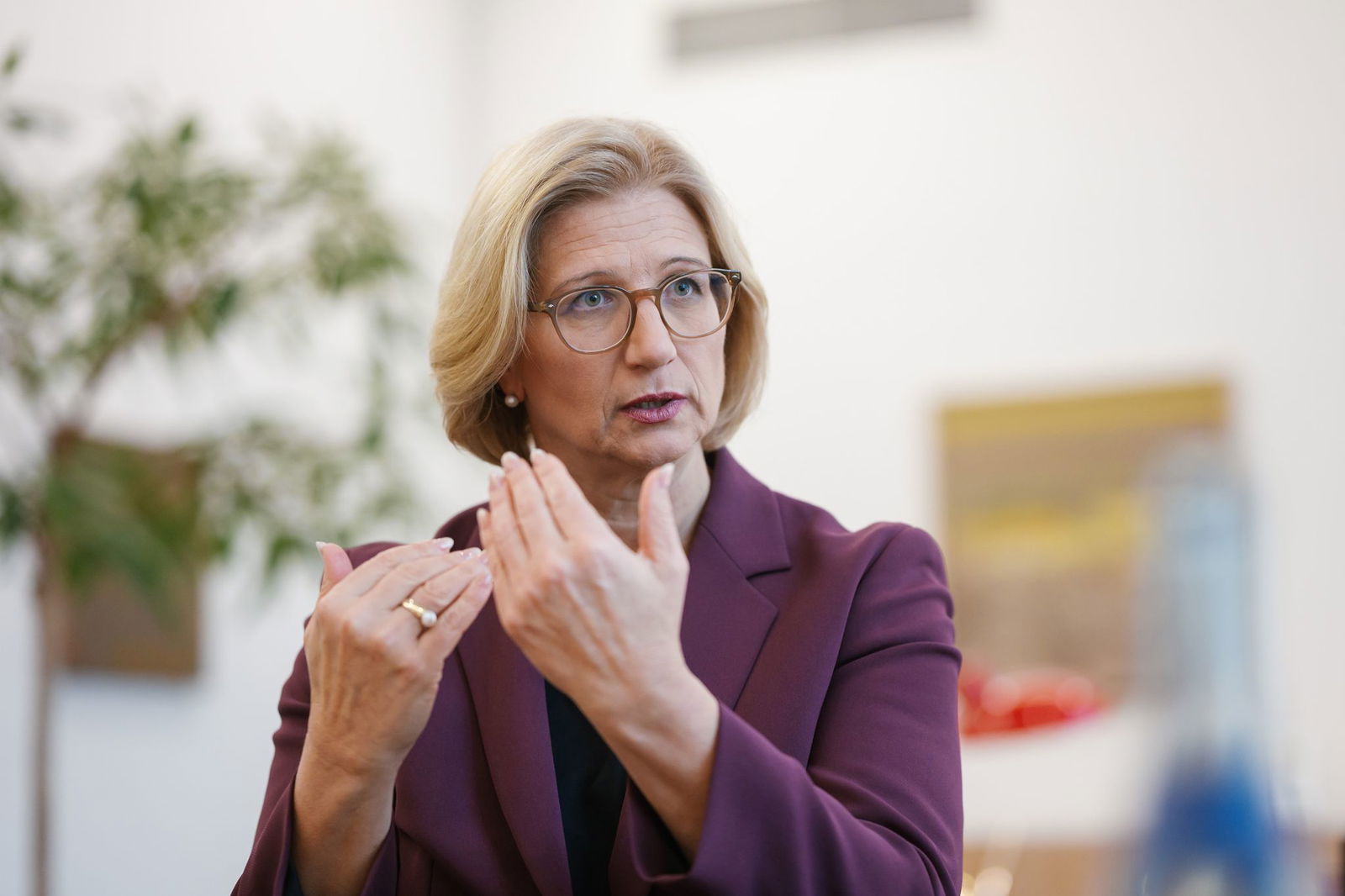 Ministerpräsidentin Anke Rehlinger (SPD) wartet im Autoland Saarland auf die Vorschläge der EU-Kommission zum Verbrenner-Aus. (Archivbild) 