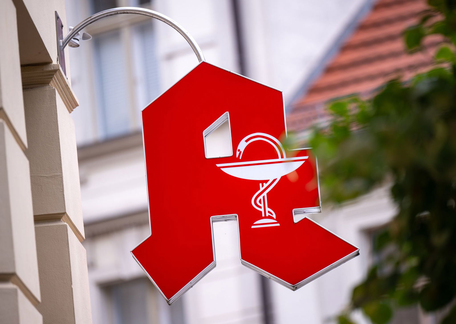 Gesundheitsminister Clemens Hoch (SPD) fordert die im Koalitionsvertrag der Bundesregierung festgelegte Erhöhung des Fixums für Apotheker. (Symbolbild)