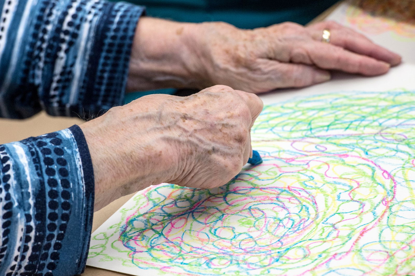 Zwischen dem kommenden Jahr und 2040 rechnet die Krankenkasse Barmer in Baden-Württemberg mit einem Plus von rund 25 Prozent mehr Demenzfällen.(Illustration) 