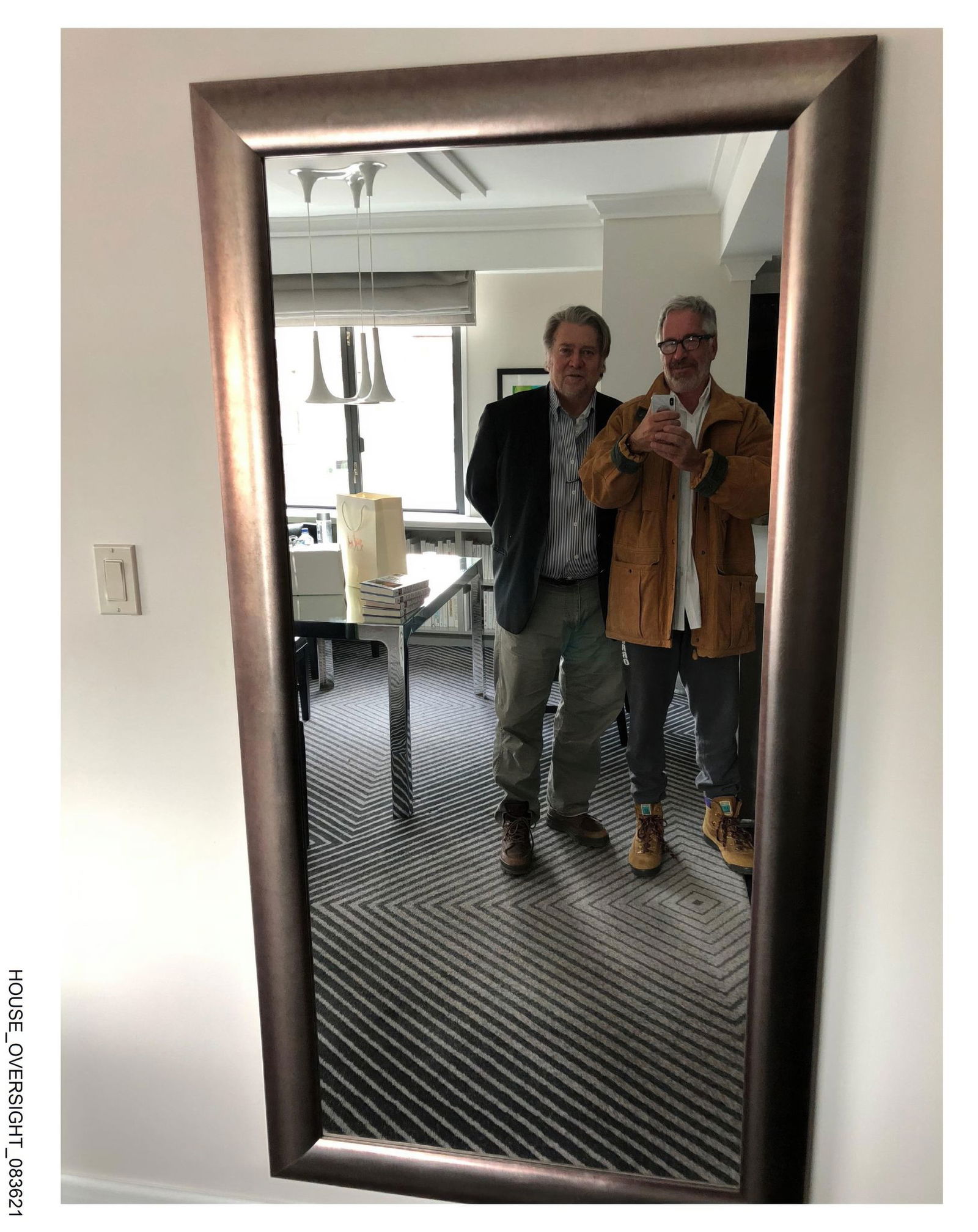 Auf einem Foto, das Demokraten im US-Kongress veröffentlicht haben, ist der ultrarechte Publizist Steve Bannon mit Jeffrey Epstein zu sehen.