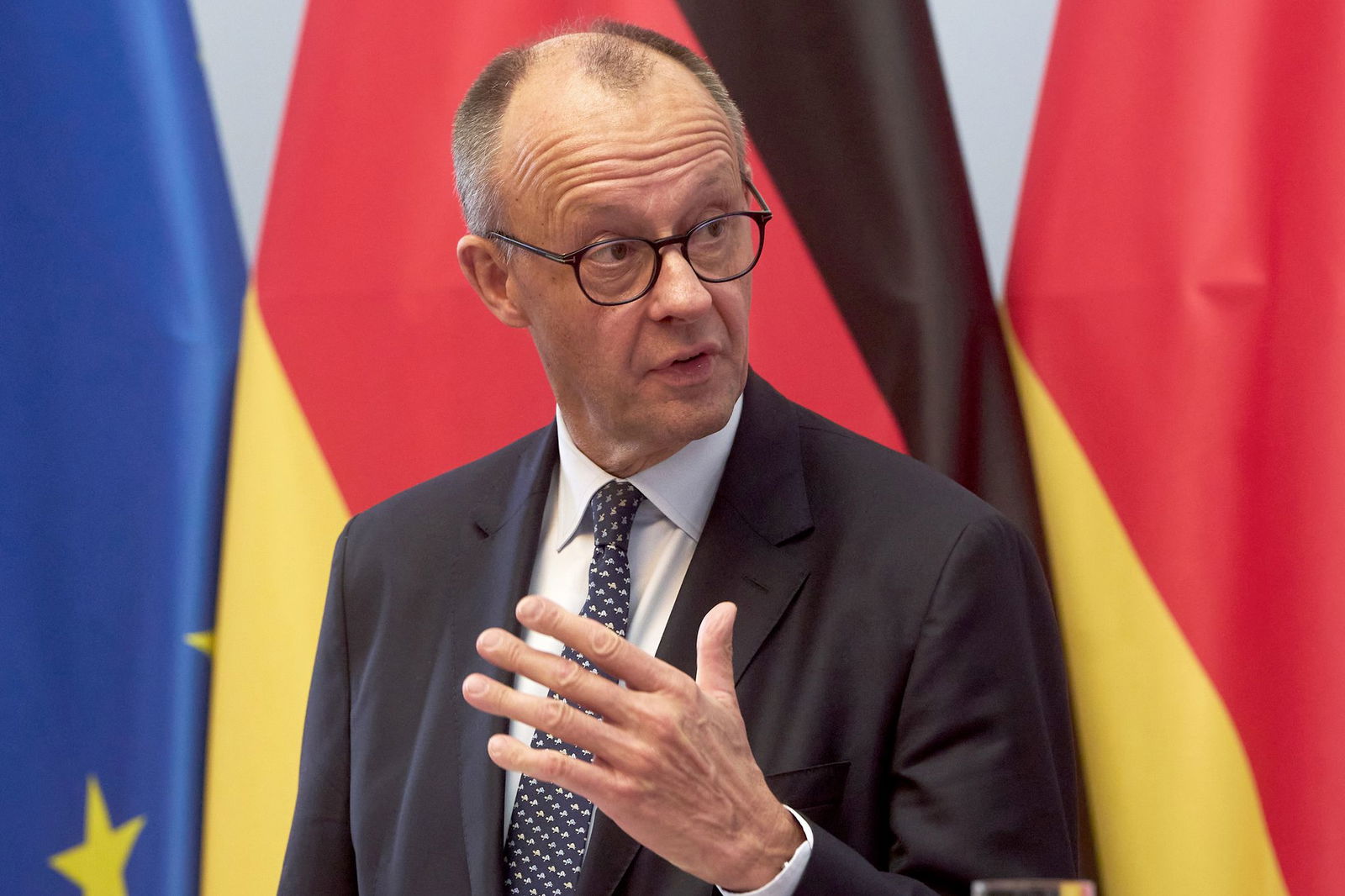 Merz war zunächst in der Staatskanzlei am Mainzer Rheinufer, danach ging es weiter zum Forschungsinstitut Tron. 