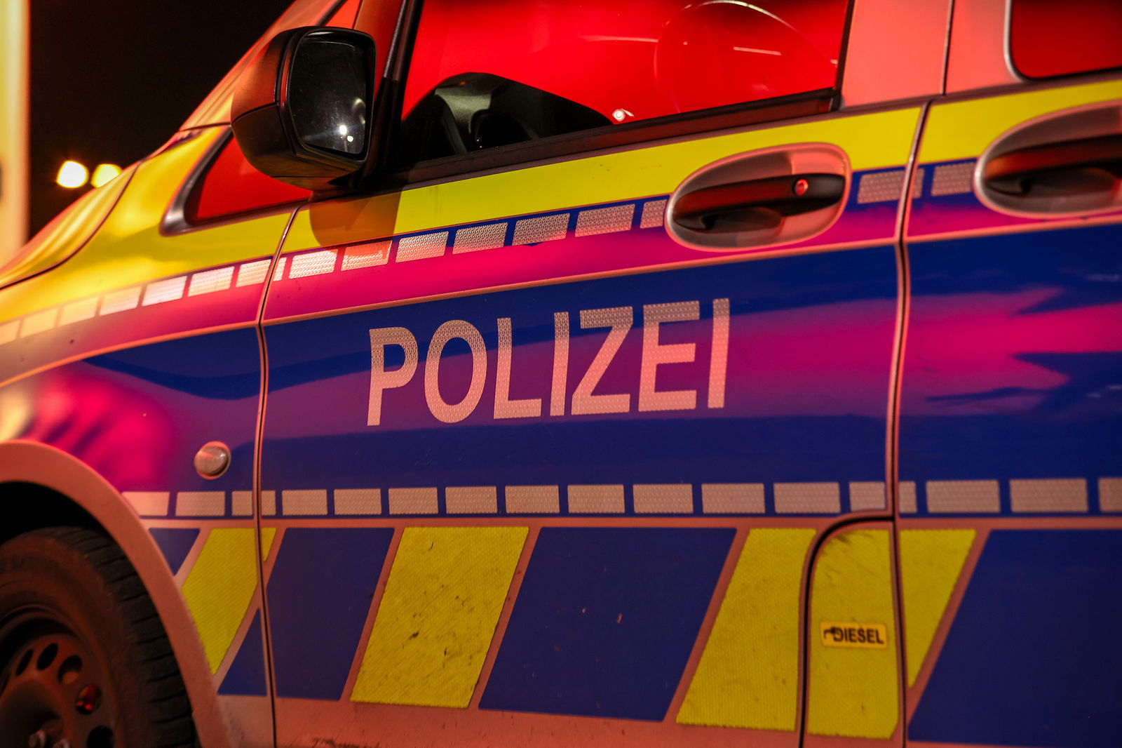 Polizeifahrzeug am Abend