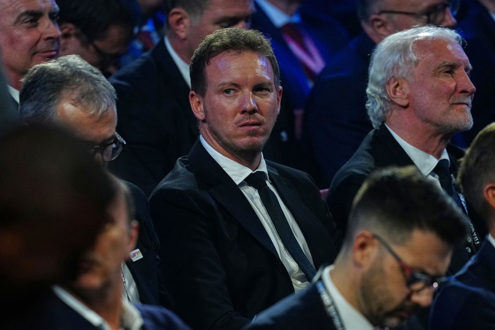 Julian Nagelsmann (l.) verfolgt die WM-Auslosung. 