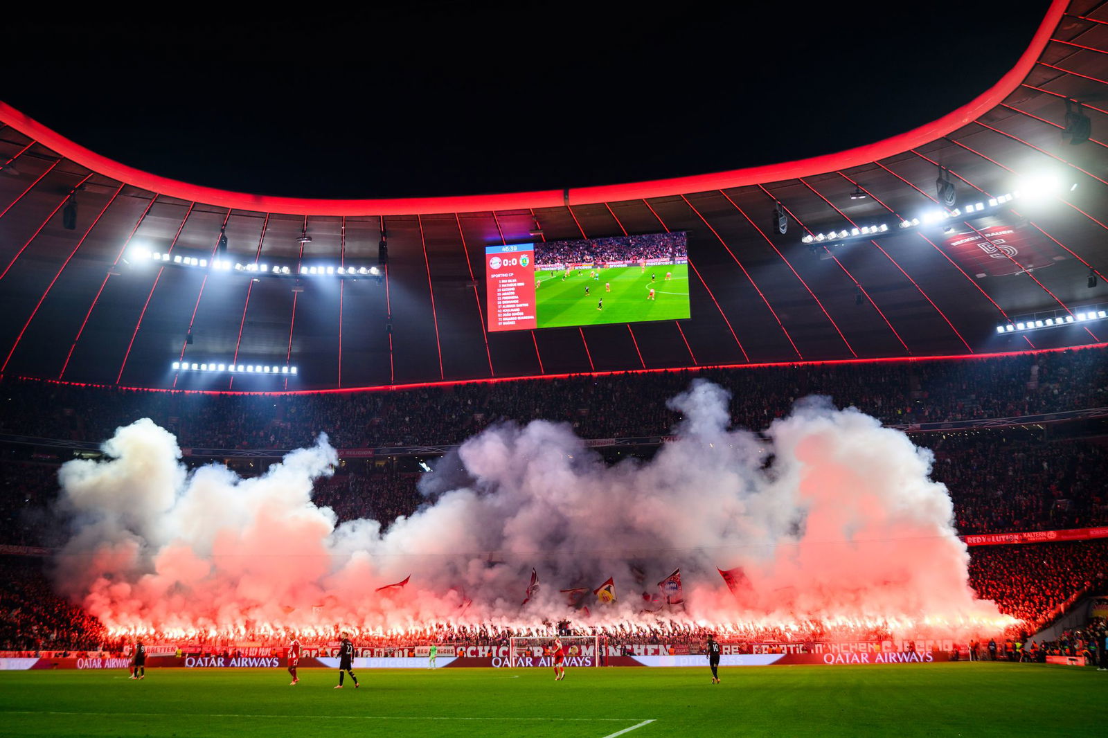 Nach der Pause zündeten die Bayern-Fans in der Südkurve massiv Pyrotechnik. 