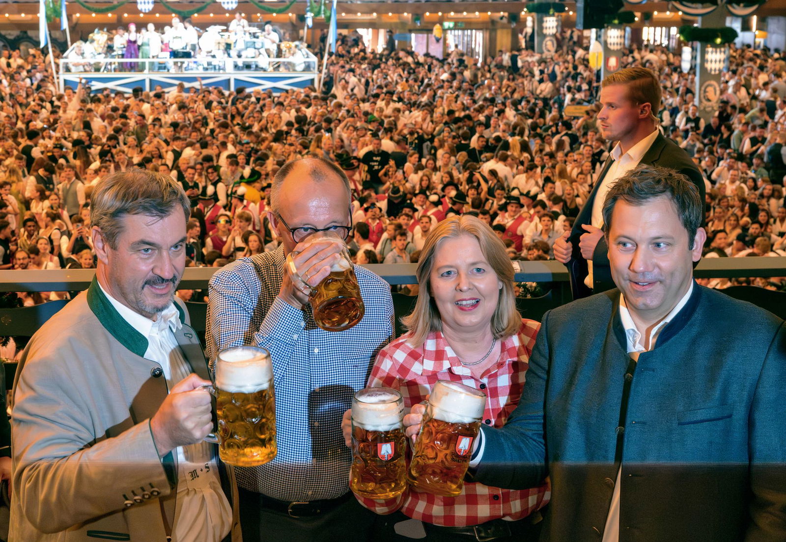 Wenige Tage vor der Veröffentlichung seines Wiesn-Hits «Sweet Caroline» lotste CSU-Chef Markus Söder (links) Kanzler Friedrich Merz (2.v.l.) und das SPD-Führungsduo Bärbel Bas und Lars Klingbeil auf das Oktoberfest. (Archivbild)