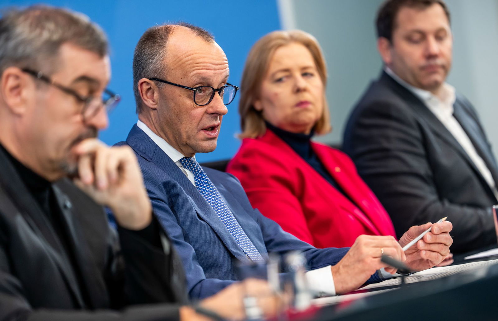 Die Koalitionsspitzen präsentieren nach nächtlichen Beratungen Ergebnisse. 