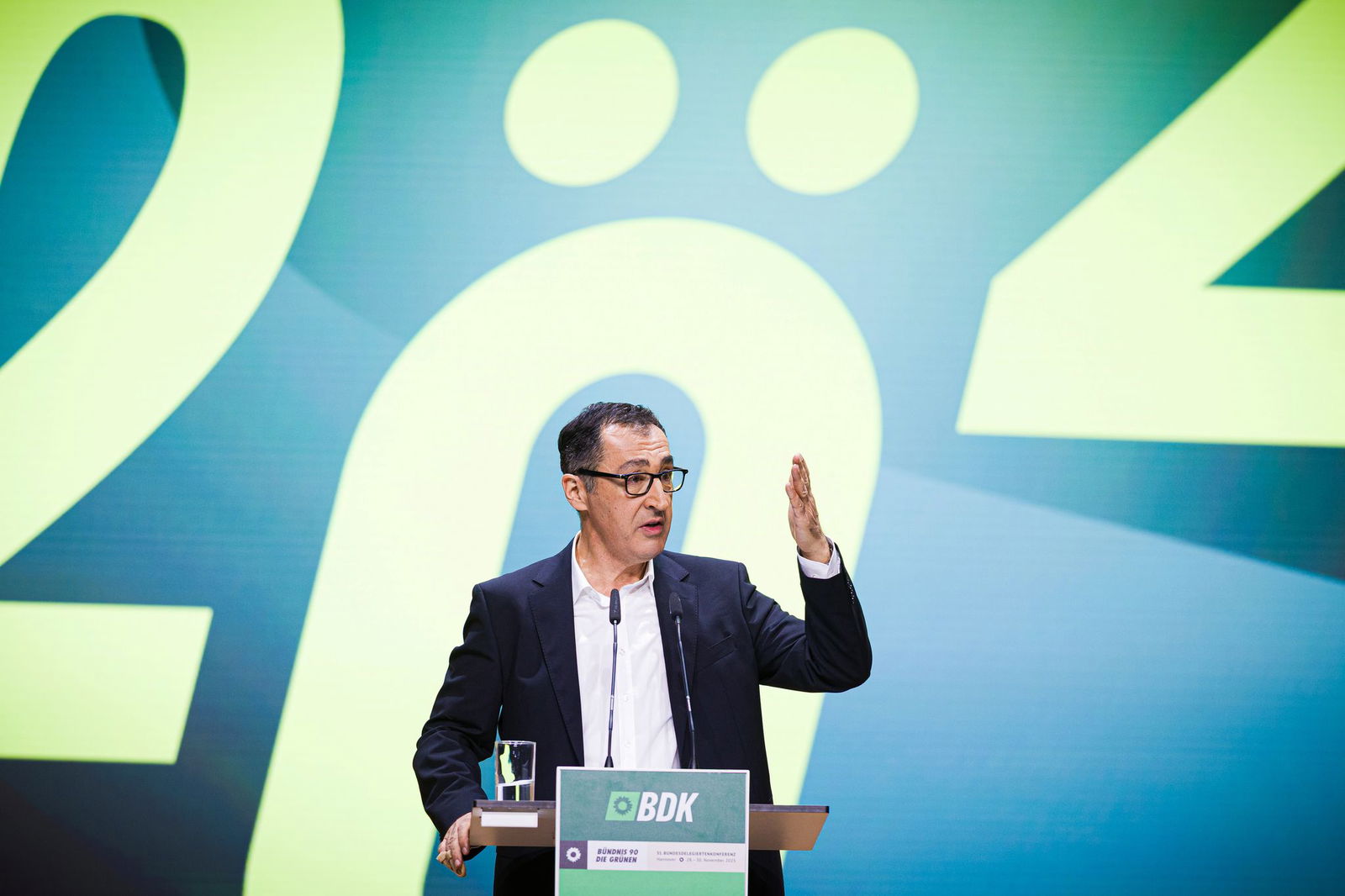 Im Landtagswahlkampf übt sich Cem Özdemir im Umgang mit den Grünen im Spagat zwischen Nähe und Distanz.