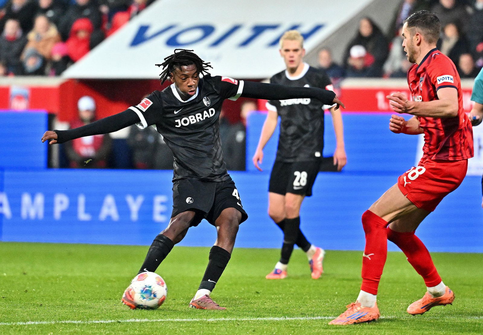 Johan Manzambi schießt das 1:0 für den SC Freiburg.