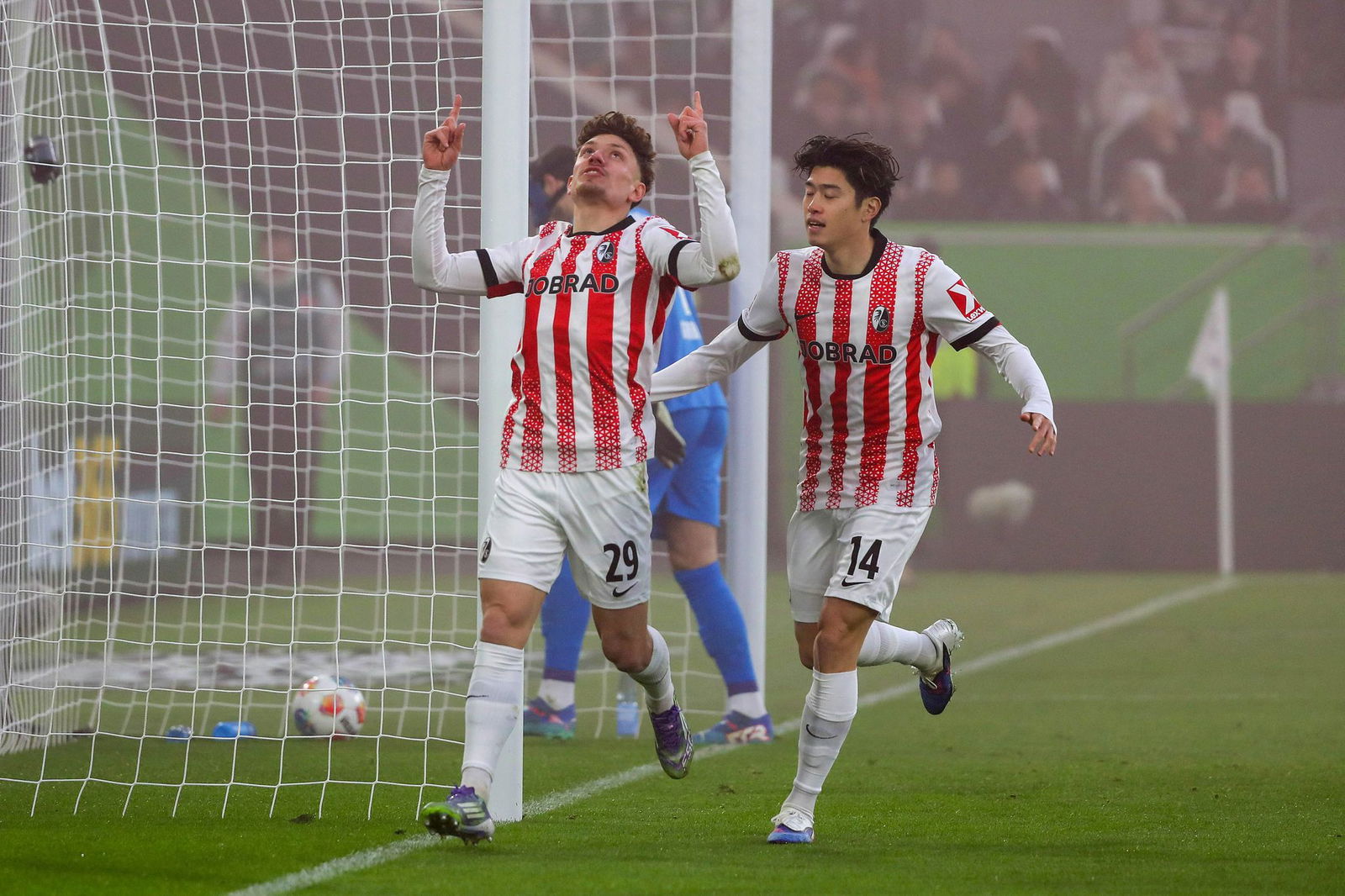 Freiburger Jubel über die frühe Führung in Wolfsburg.