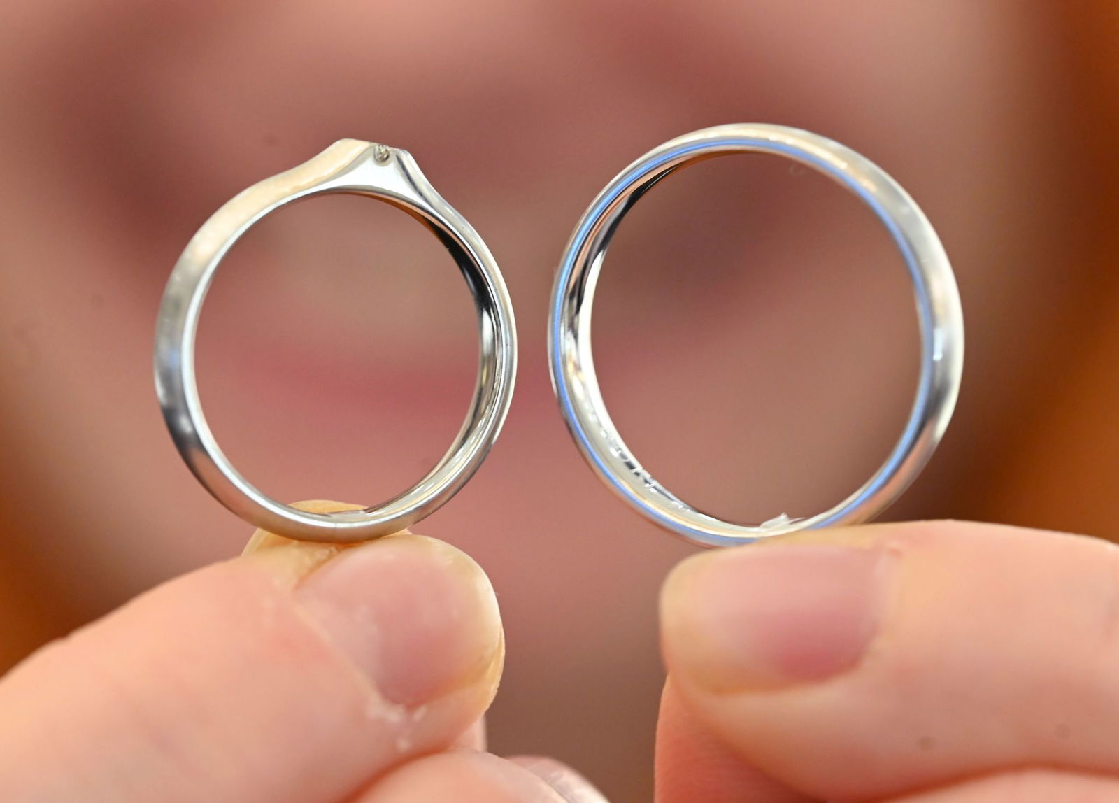 Für Brautpaare sind Trauring aus Platin - wie links zu sehen - eine Alternative. (Archivbild)