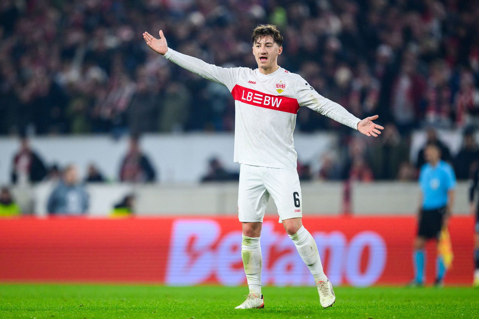 Angelo Stiller kann im Bundesliga-Hit gegen die Bayern für seine WM-Nominierung werben. (Archivbild)