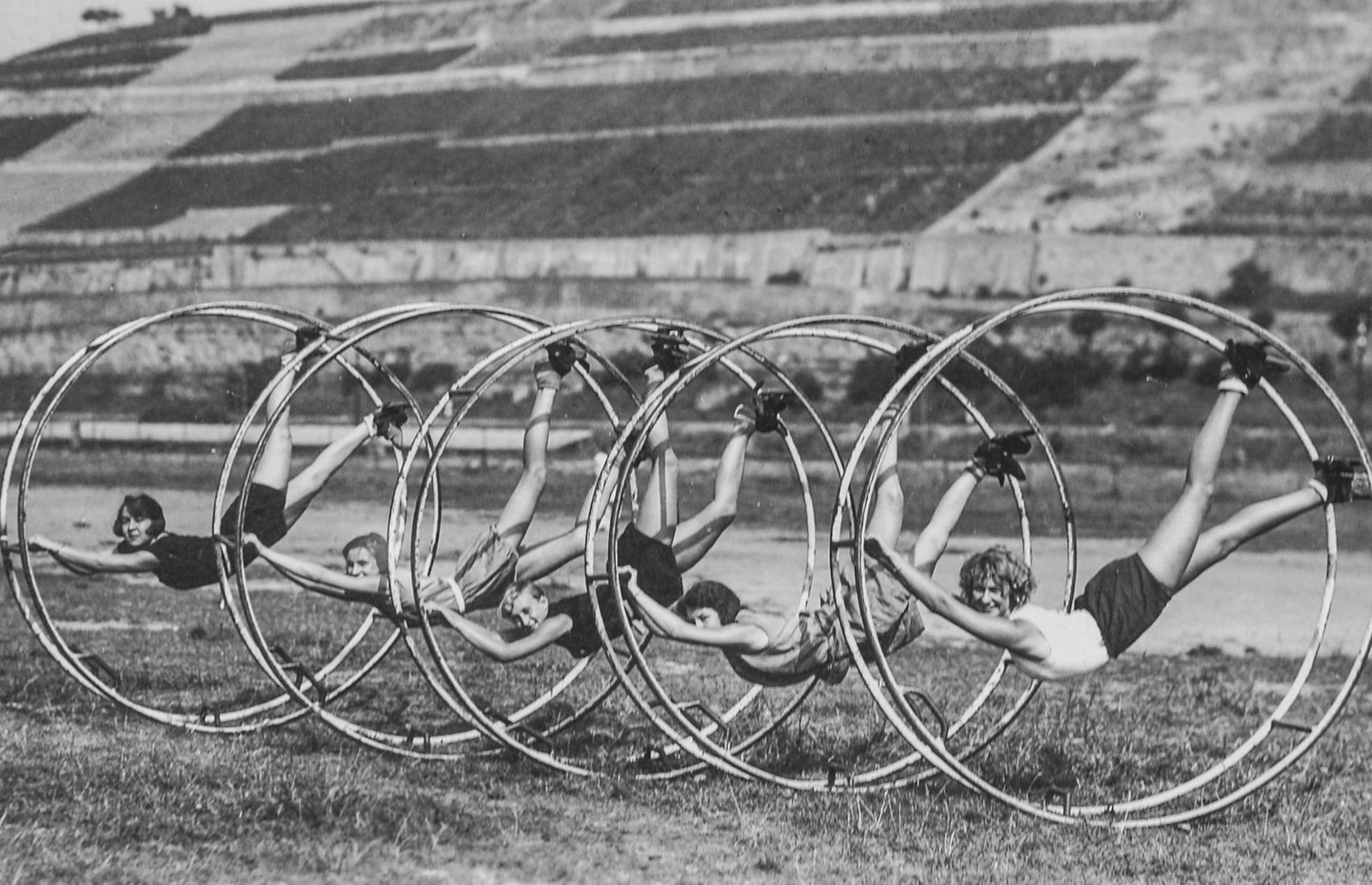 Aus fitten Rhönradturnerinnen und -turnern formte Rhönrad-Erfinder Otto Feick eine "Mustergruppe", mit der er in Deutschland und auch international auf Werbetour ging.
