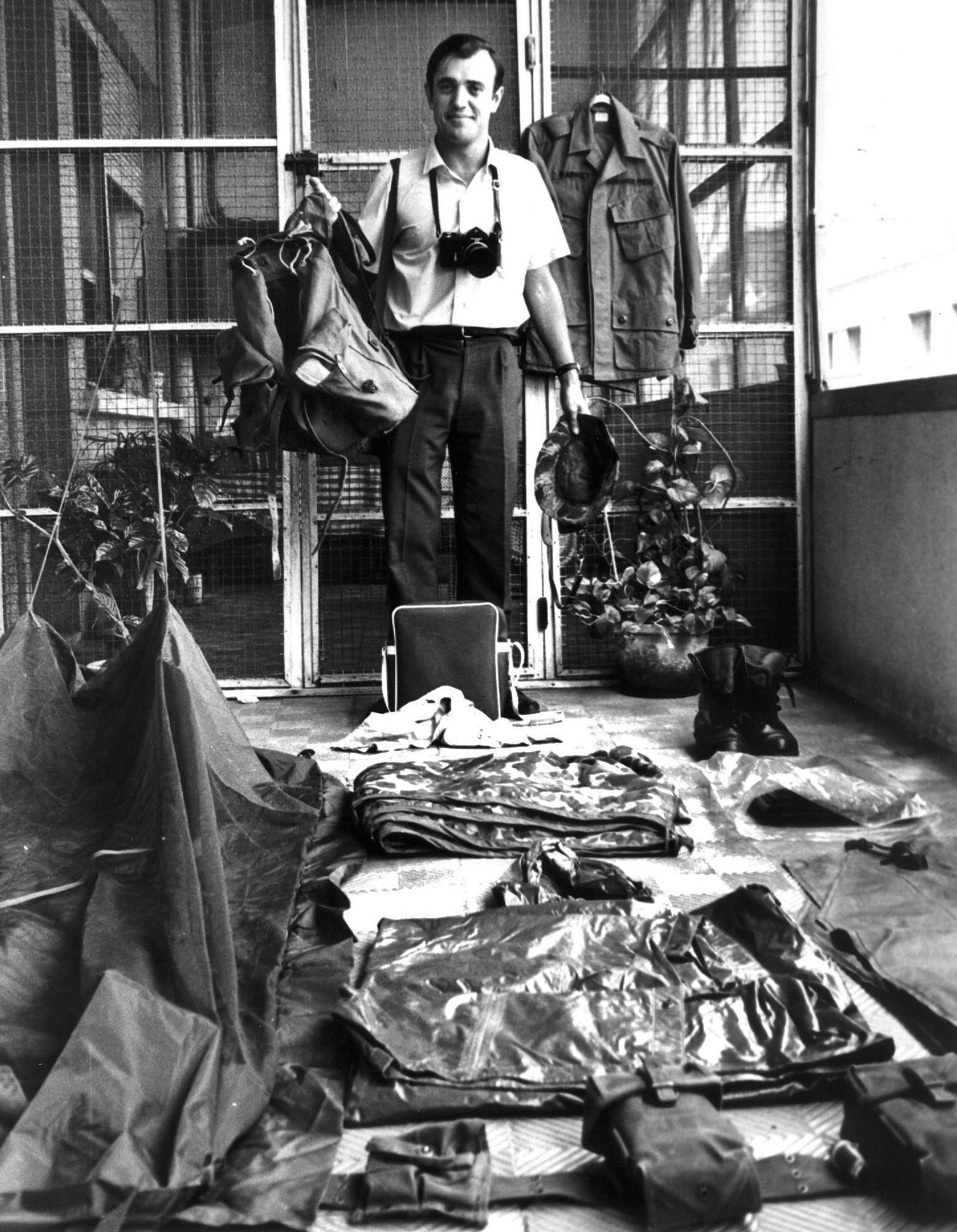 Peter Arnett mit seiner Ausrüstung 1963 in Saigon, Vietnam. 