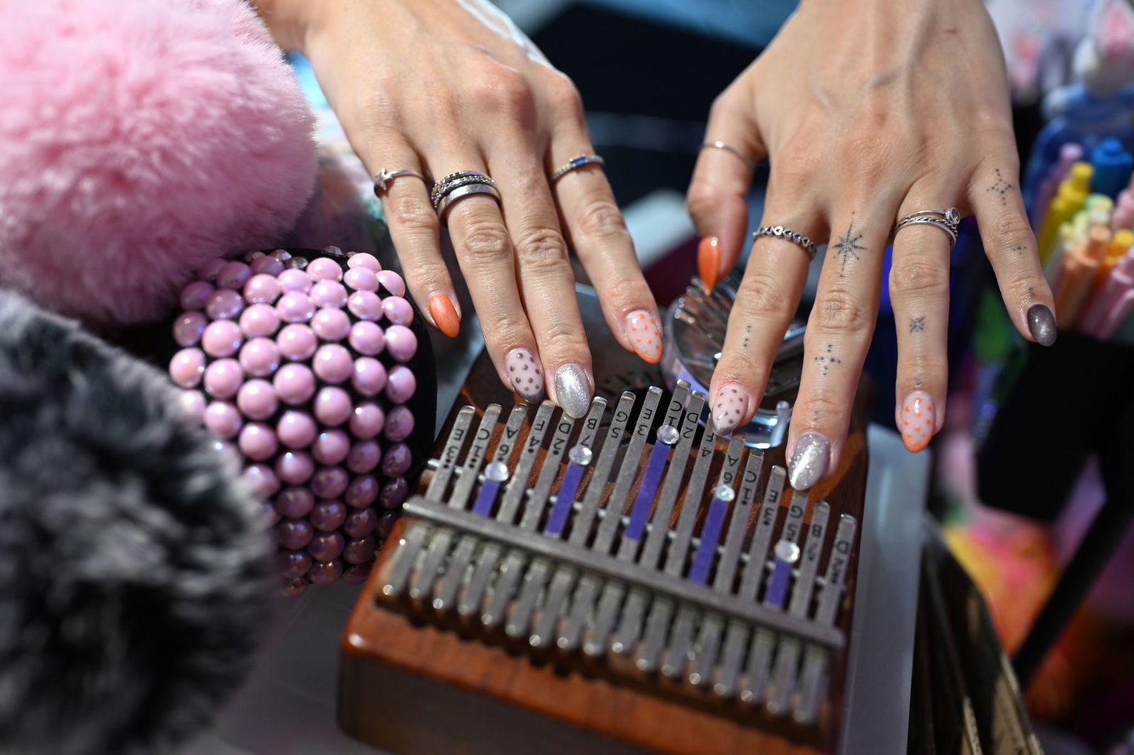 Auch kleine Instrumente kommen zum Einsatz in den Videos. 