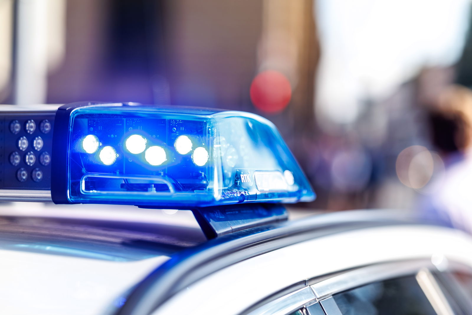 Eingeschaltetes Blaulicht eines Polizeiwagens