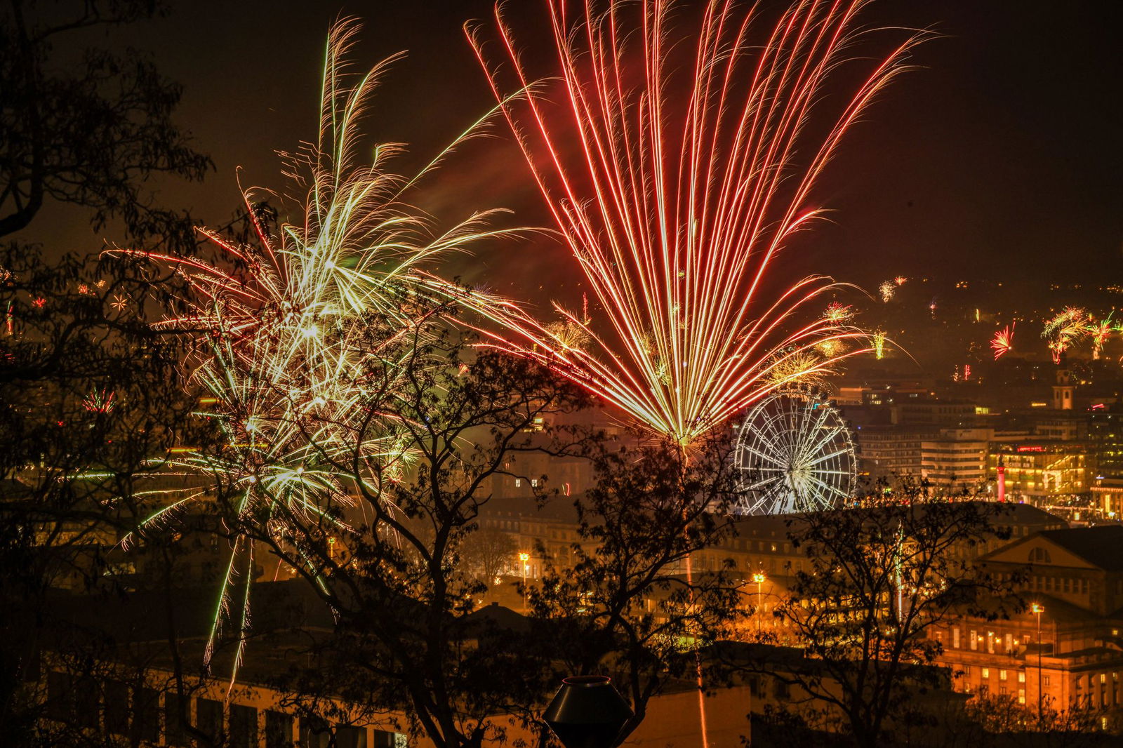 Feuerwerk erleuchtet den Himmel in der Silvesternacht. (Archivbild)