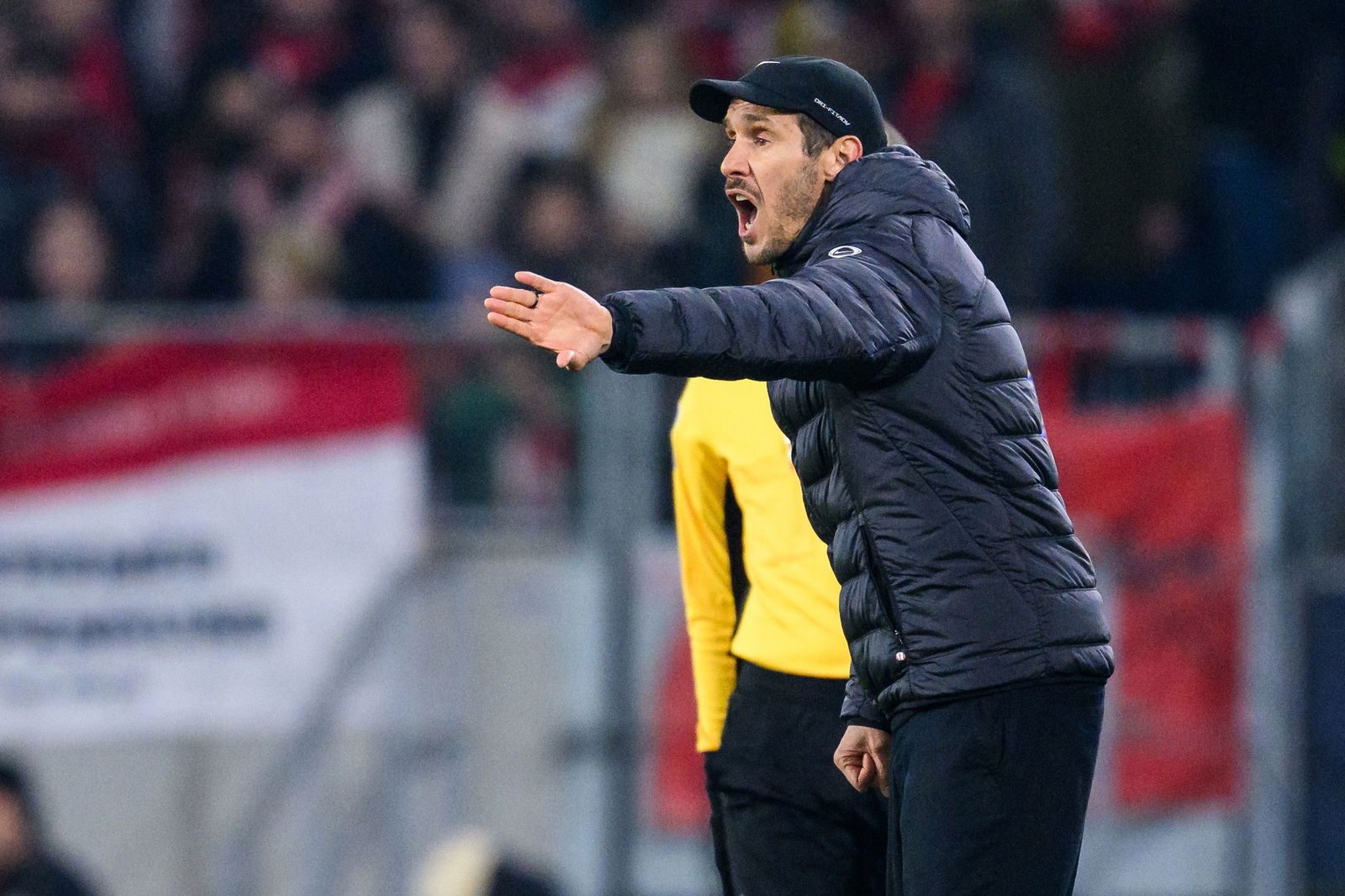 SC-Trainer Julian Schuster trieb seine Elf von der Seitenlinie an.