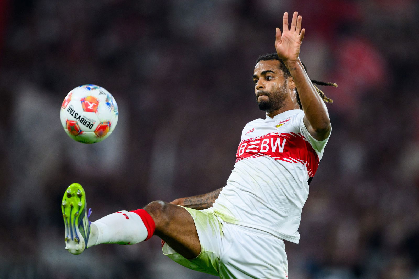 VfB-Verteidiger Lorenz Assignon sah am Samstag die Rote Karte. (Archivbild)