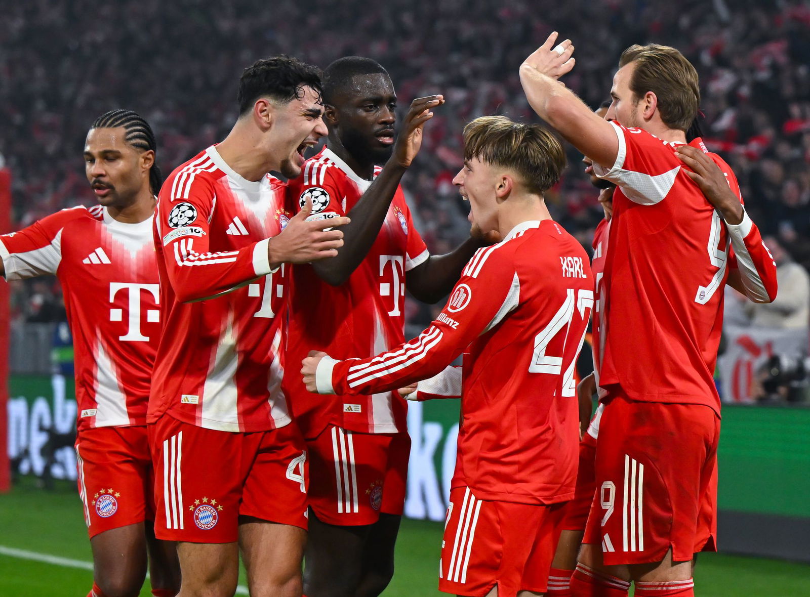 Der FC Bayern jubelt weiter über Tore von Lennart Karl (m).