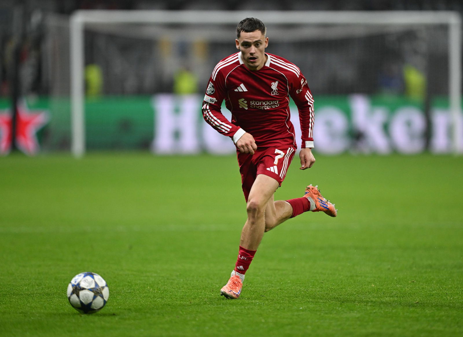 Im Triokot des FC Liverpool läuft es noch nicht rund für Florian Wirtz.