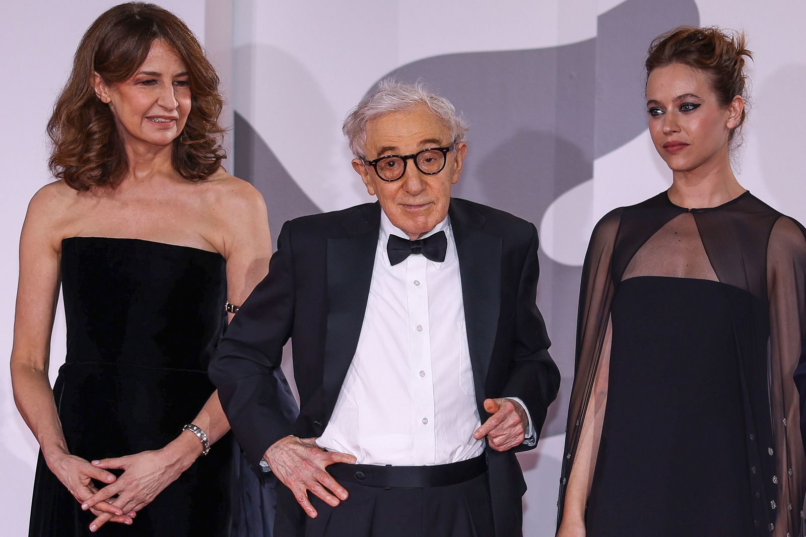 Woody Allen - hier mit Valerie Lemercier (l.) und  Lou de Laage (r.) - hat seinen 50. Film auf Französisch gedreht. (Archivbild) 