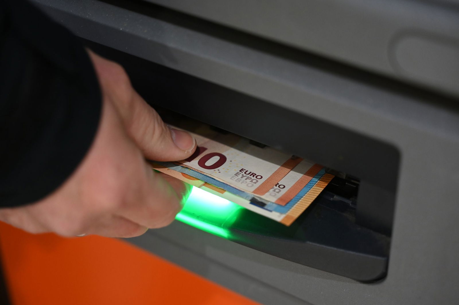 Nicht auf dem üblichen Weg haben sich Unbekannte an einem Calwer Bankautomaten bedient. (Symbolbild)