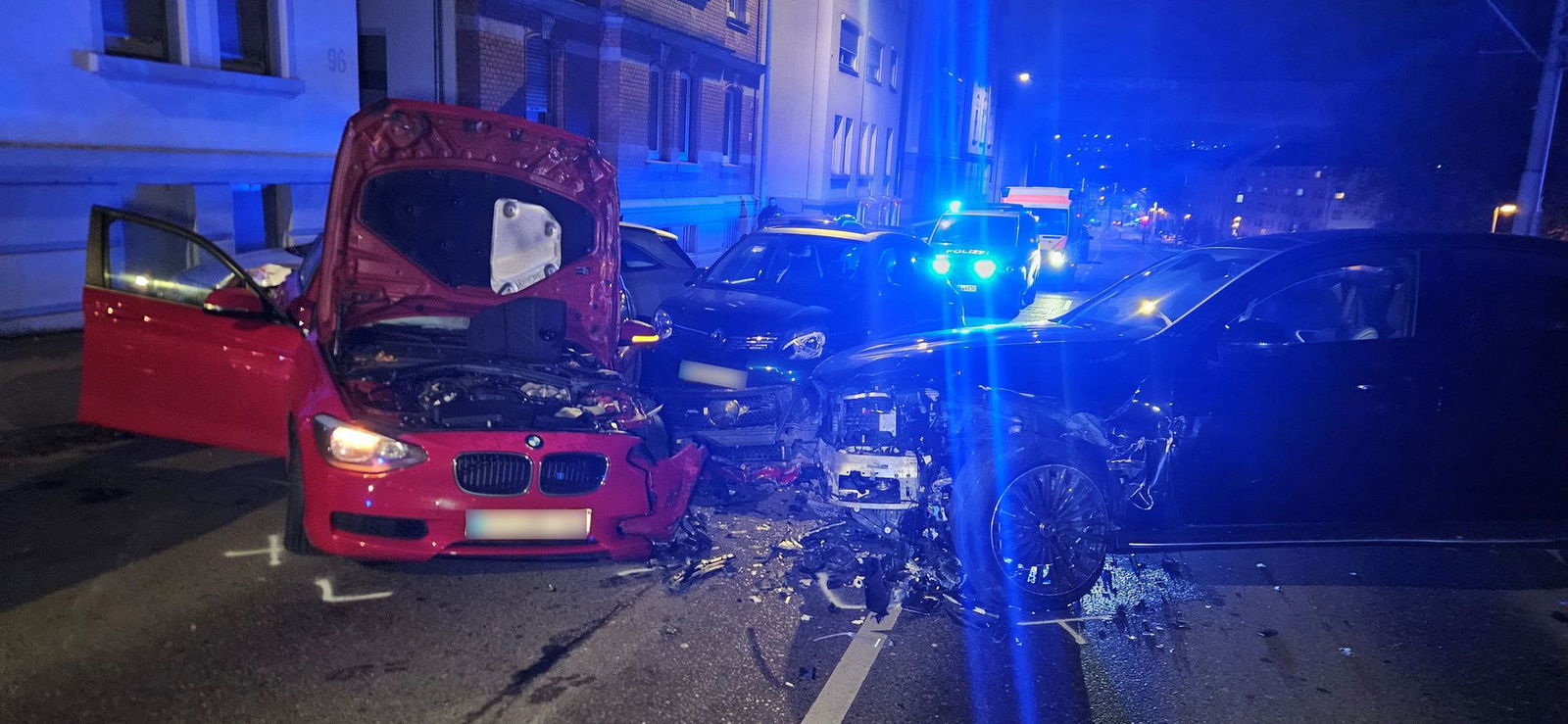 Mehrere Fahrzeuge sind in Stuttgart in einen Unfall verwickelt. 