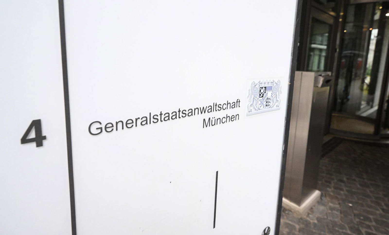 Die Generalstaatsanwaltschaft München bestätigte die Festnahmen und mehrere Haftbefehle.