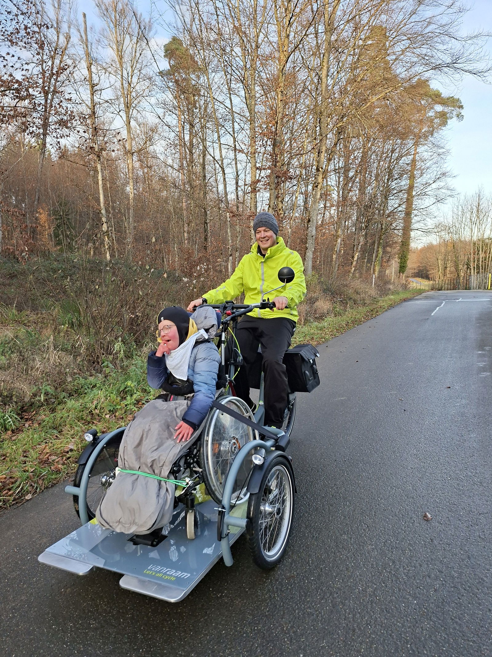 Adrian auf seinem Rollstuhlfahrrad