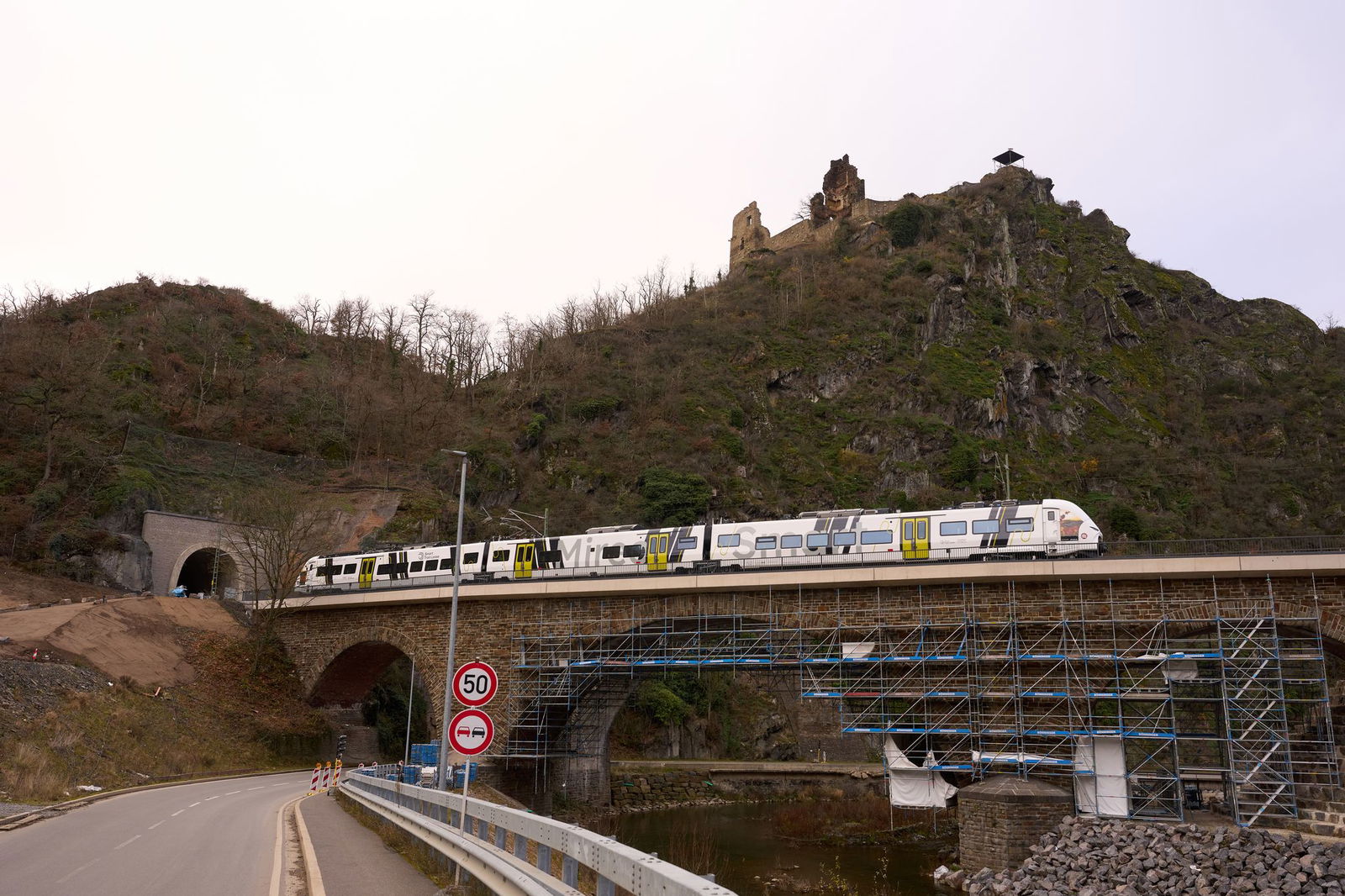 Auf der wiedereröffneten Ahrtalstrecke werden neue elektrische Triebwagenzüge eingesetzt.