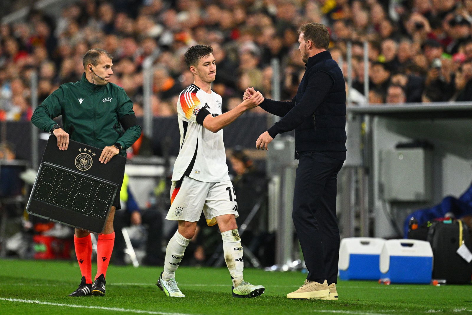 Bundestrainer Nagelsmann (r) verzichtete zuletzt auf Mittelfeldspieler Stiller. Für die WM hat der VfB-Profi dennoch gute Chancen.