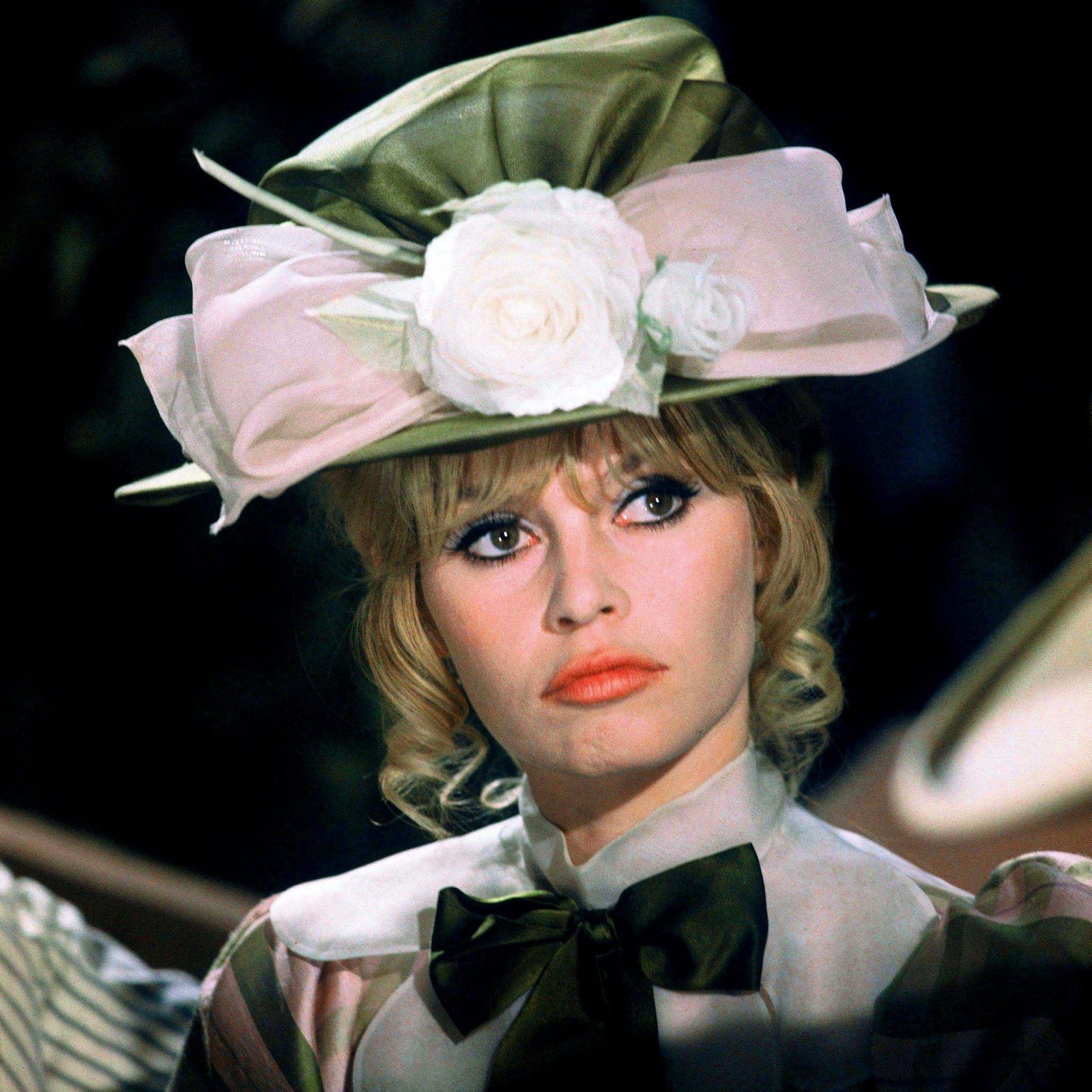 Bereits als 15-Jährige hatte sie vor der Kamera posiert. Als Fotomodell zierte sie die Titelseiten bekannter Modemagazine und wurde zu einem der begehrtesten Mannequins. 