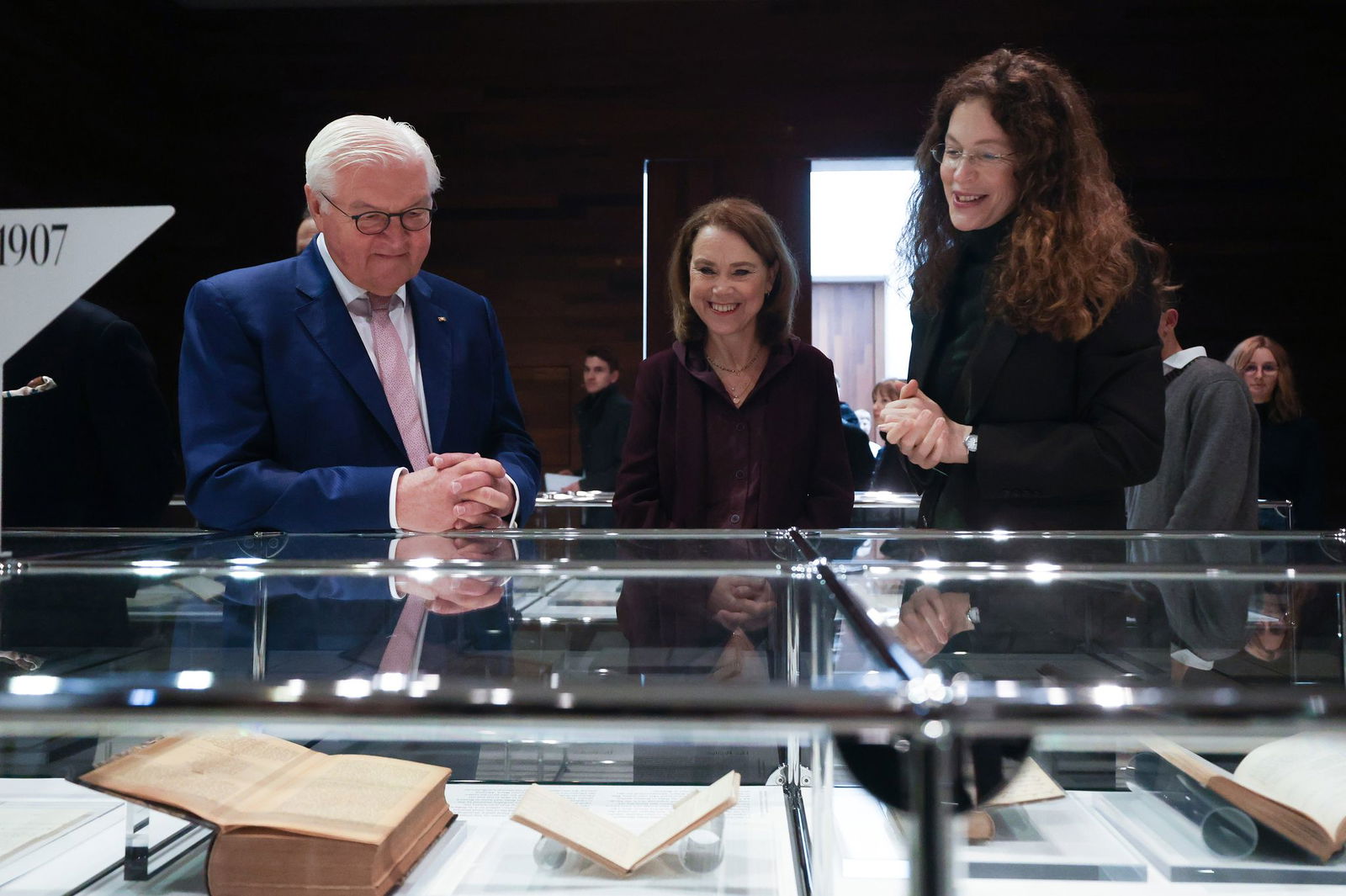 Der Bundespräsident zeigt in Marbach am Neckar Interesse an Rilkes Werken.