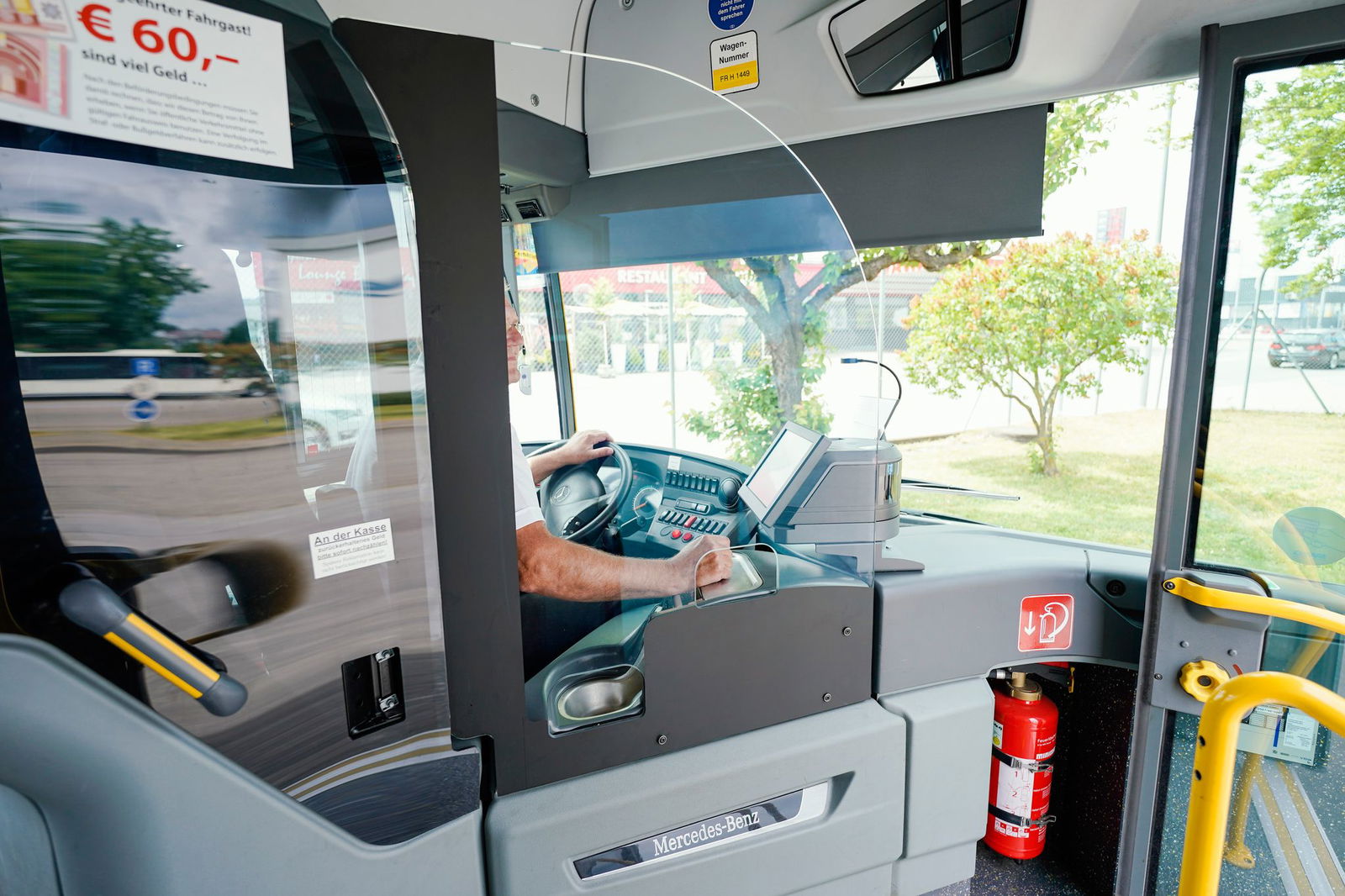 Die Mutter soll den Busfahrer so heftig angegangen sein, dass er zu Boden fiel. (Symbolbild) 