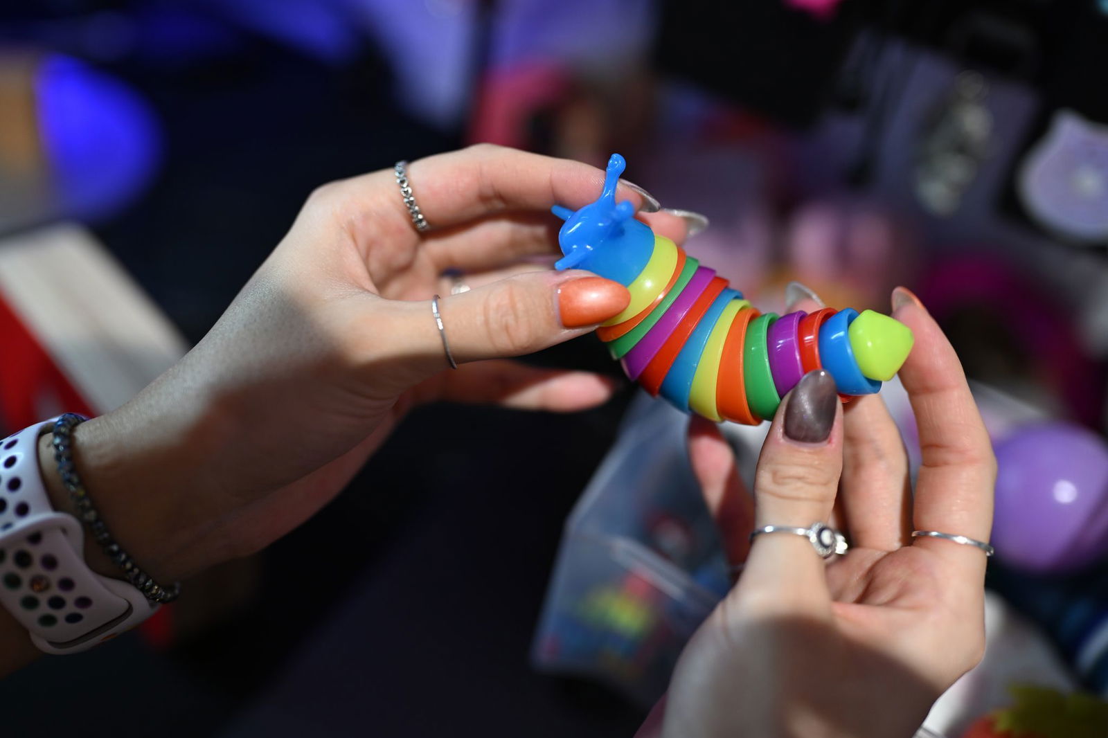 Ihr kleines Studio ist voll mit sogenannten Triggern. So werden die geräuschmachenden Utensilien genannt. 