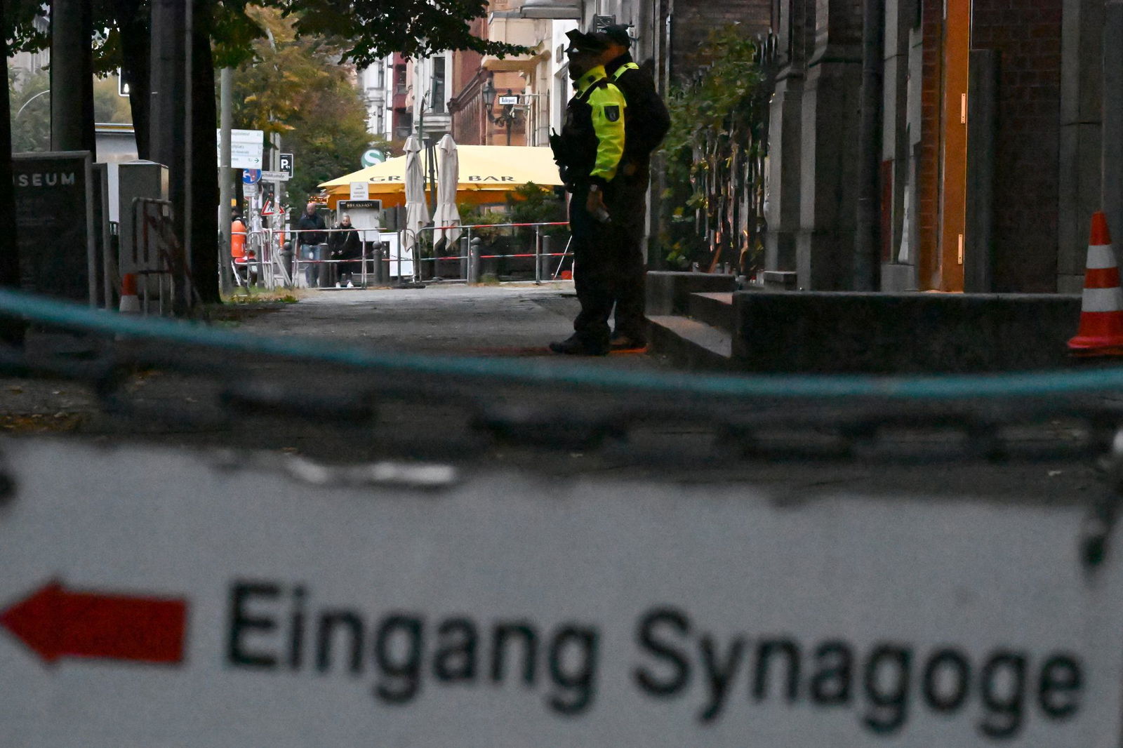 Synagogen in Deutschland sind wegen drohender Gewalt oft schwer geschützt und bewacht. (Archivbild)