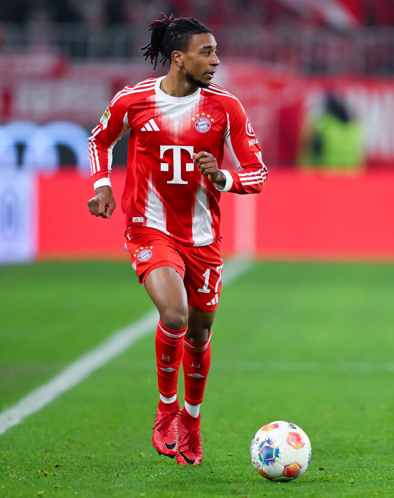 Michael Olise kann in Heidenheim nach einem Eingriff am Auge spielen. (Archivbild)