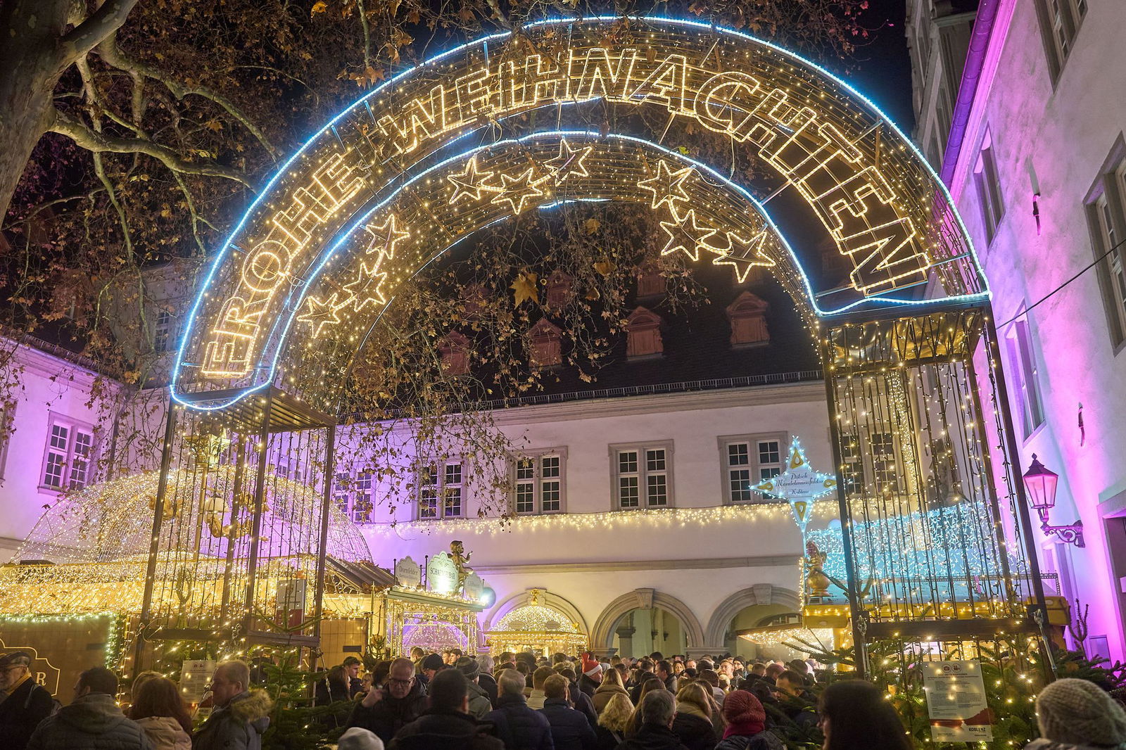 Der Weihnachtsmarkt in Koblenz bleibt auch nach Heiligabend noch geöffnet. (Archivbild)