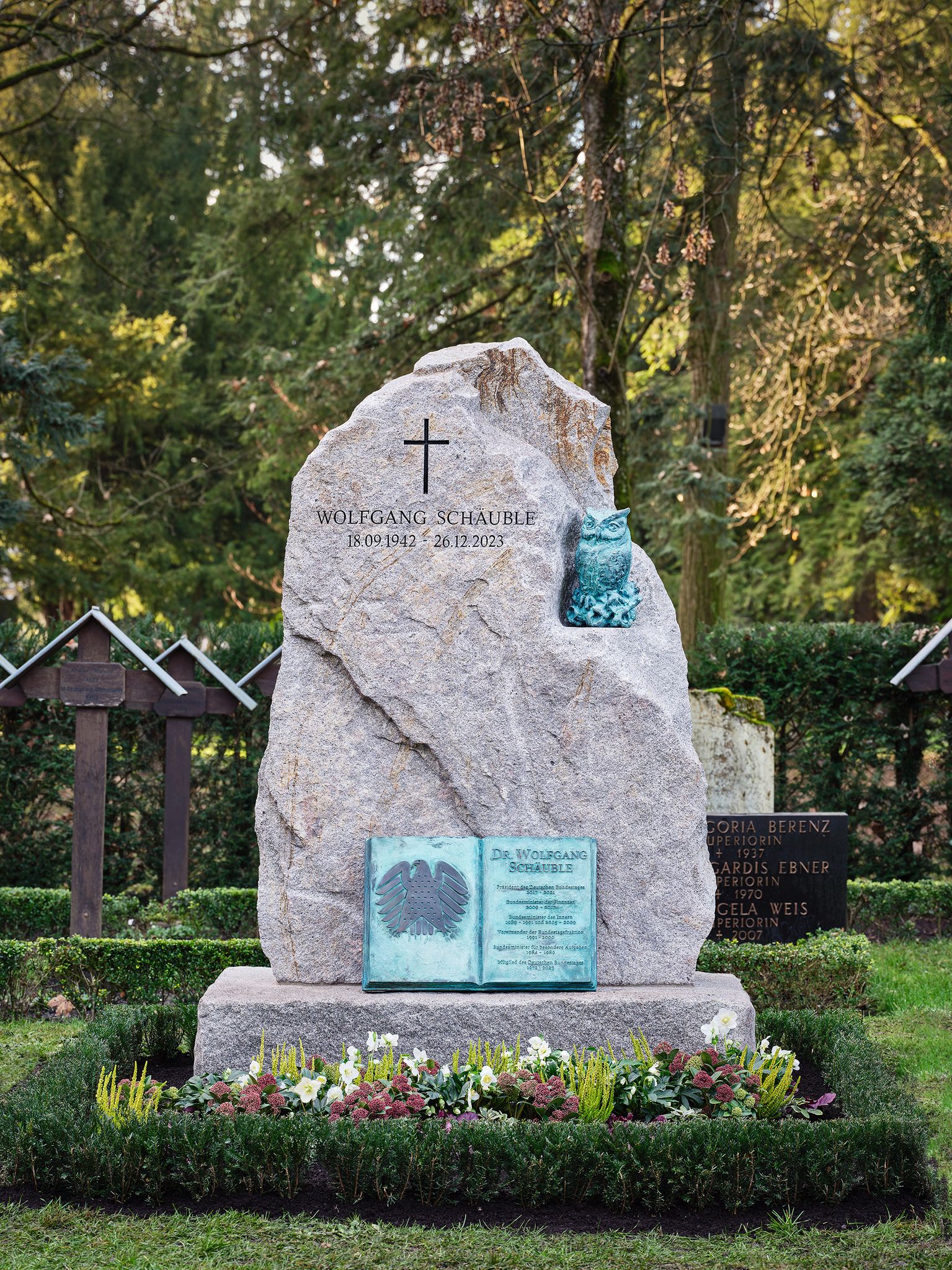 Der Granitstein ist über zwei Meter hoch.