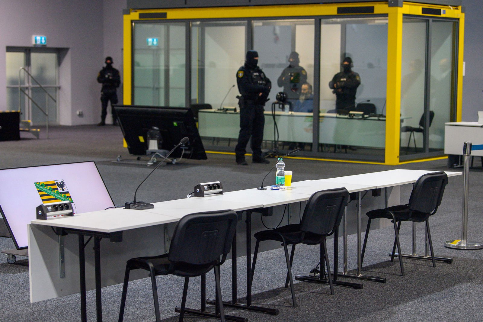 Der Platz des Angeklagten im Gerichtssaal ist in einem Glaskasten. (Archivbild)