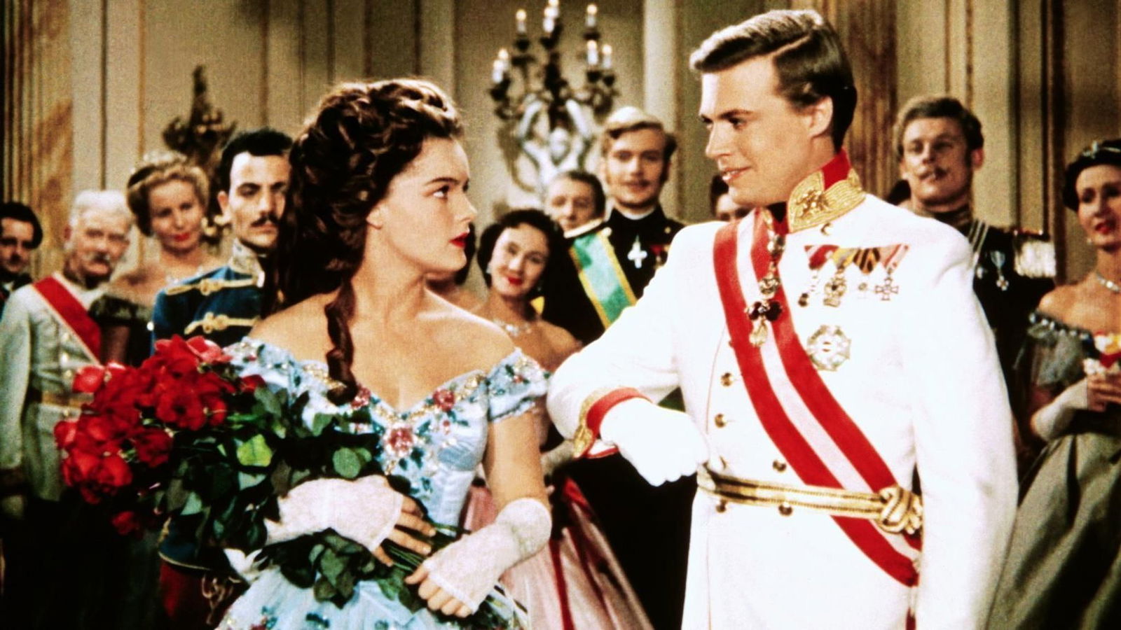 Der österreichische Kaiser Franz Joseph (Karlheinz Böhm) bittet Sissi (Romy Schneider) um ihre Hand - Szene aus dem Film «Sissi». Der österreichische Film aus dem Jahr 1955 wird am heutigen Heiligabend und am ersten Weihnachtsfeiertag bei RTL ausgestrahl…