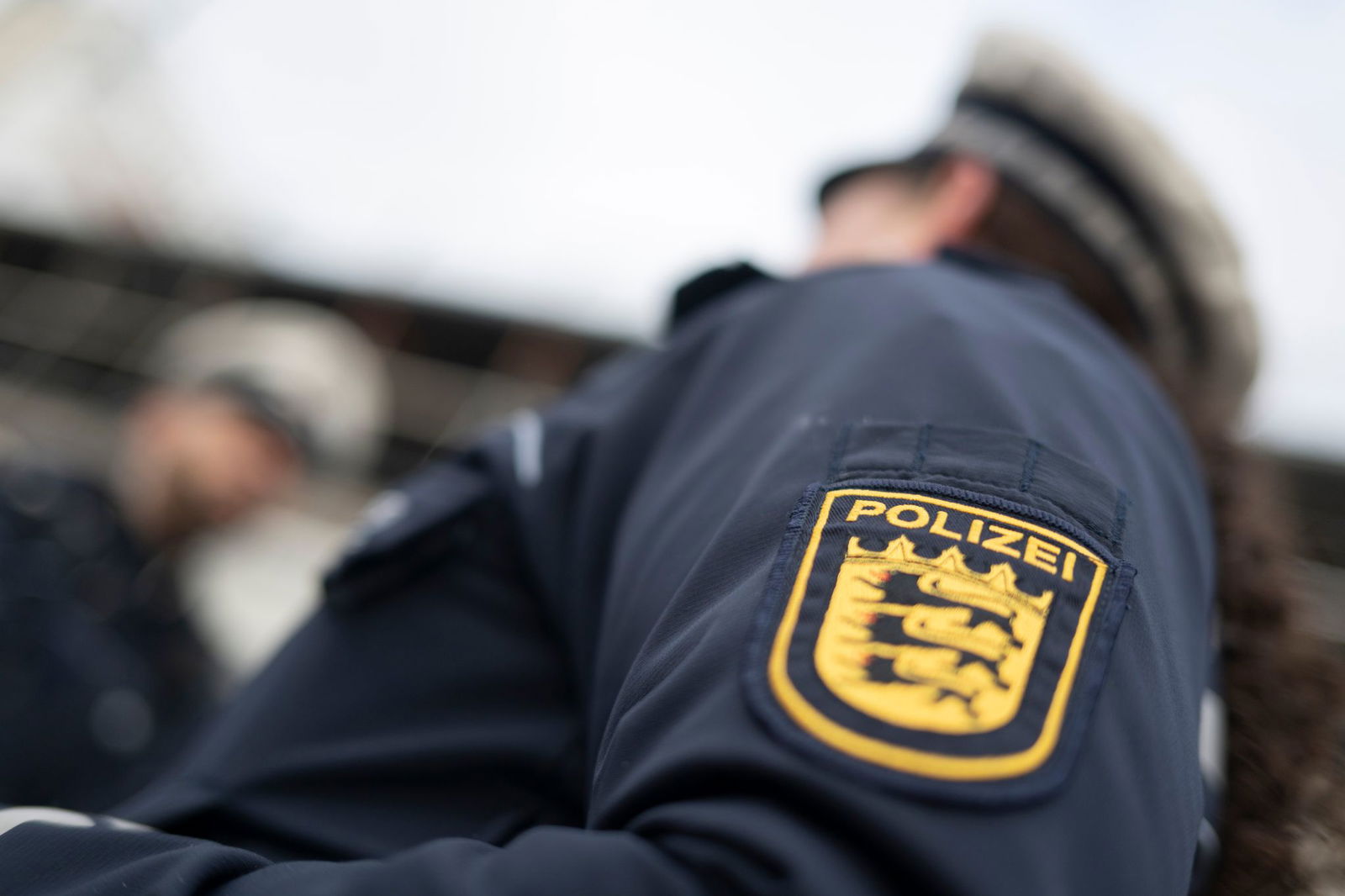 Die Polizei ermittelt nach einer Schlägerei in einem Lokal. (Symbolbild)