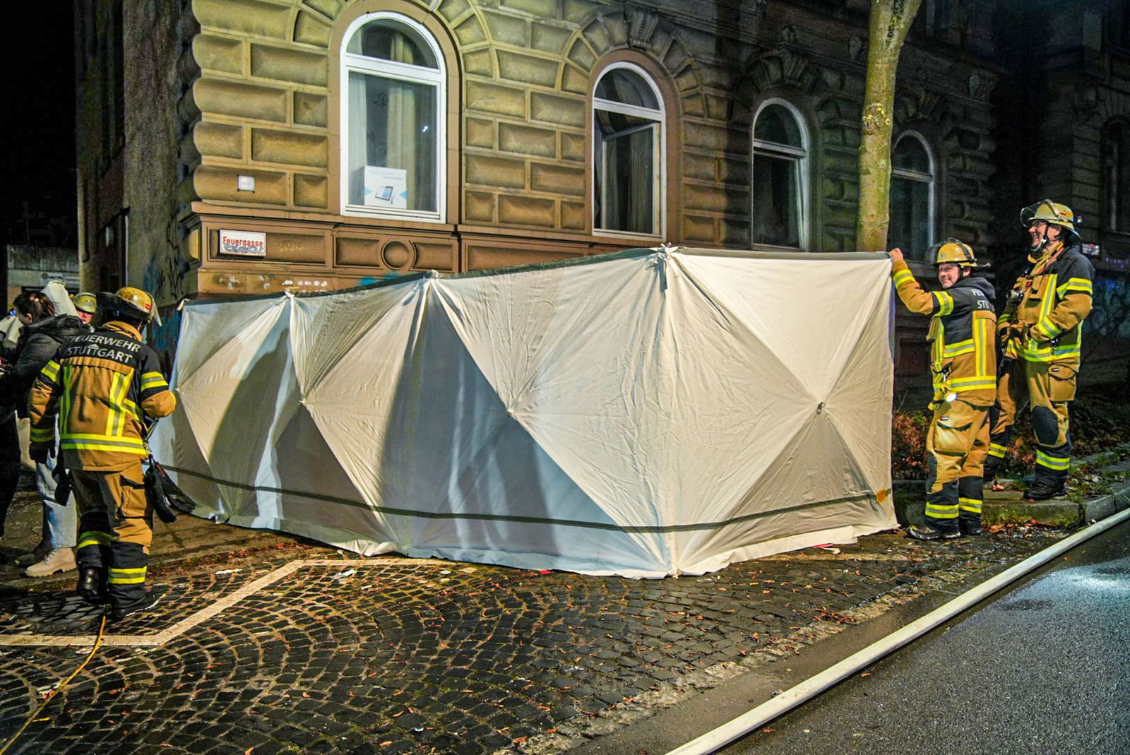 Feuerwehrleute betraten das Haus mit Atemschutz und fanden in der Brandwohnung den Toten. 