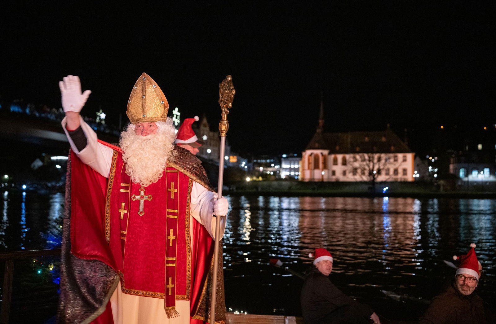 Von zahlreichen Fackelschwimmern begleitet ist der Nikolaus in Bernkastel-Kues in einem Ruderboot über die Mosel gekommen.