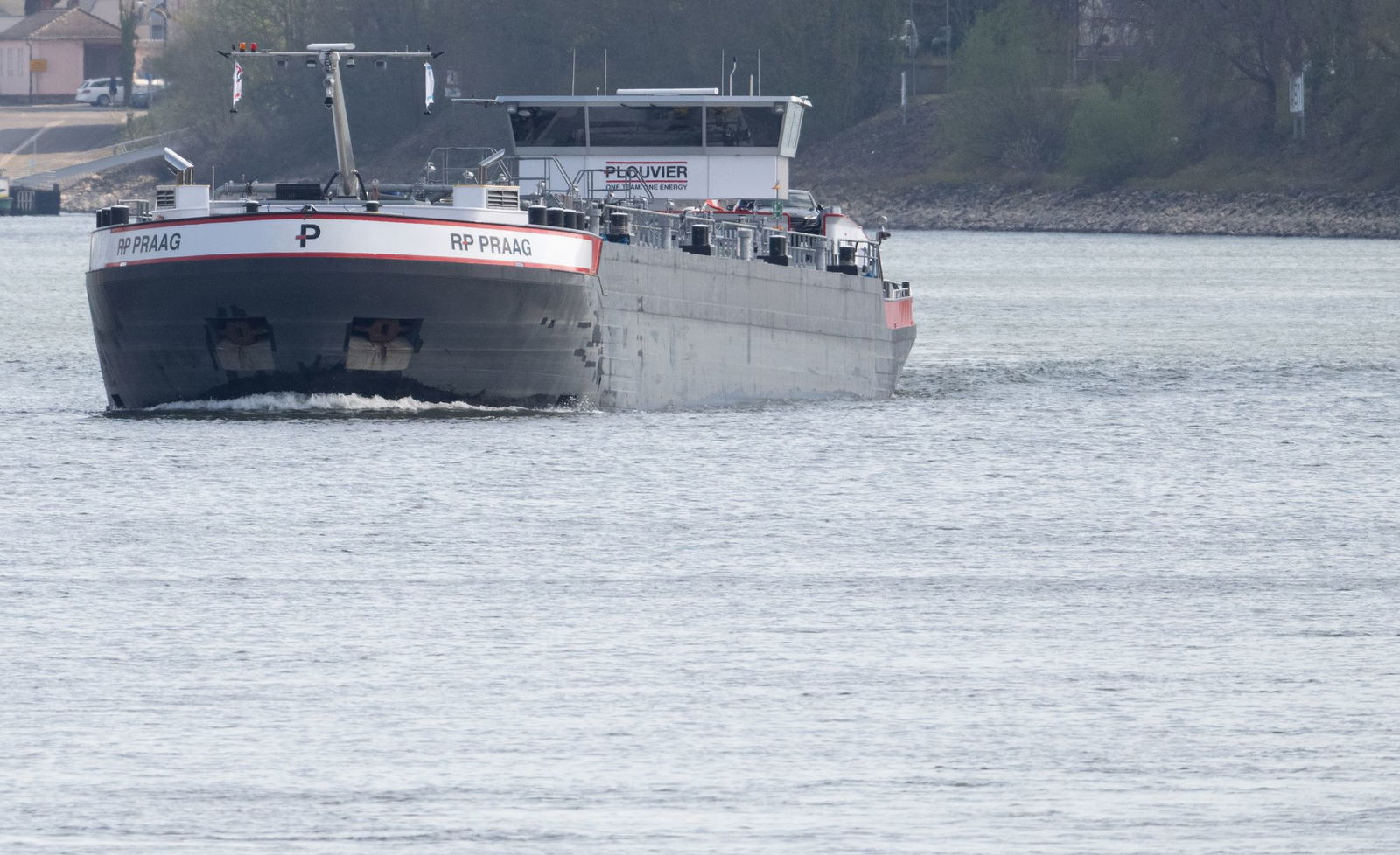 Ein festgefahrenes Schiff auf dem Rhein konnte nun weiterfahren. (Symbolbild)