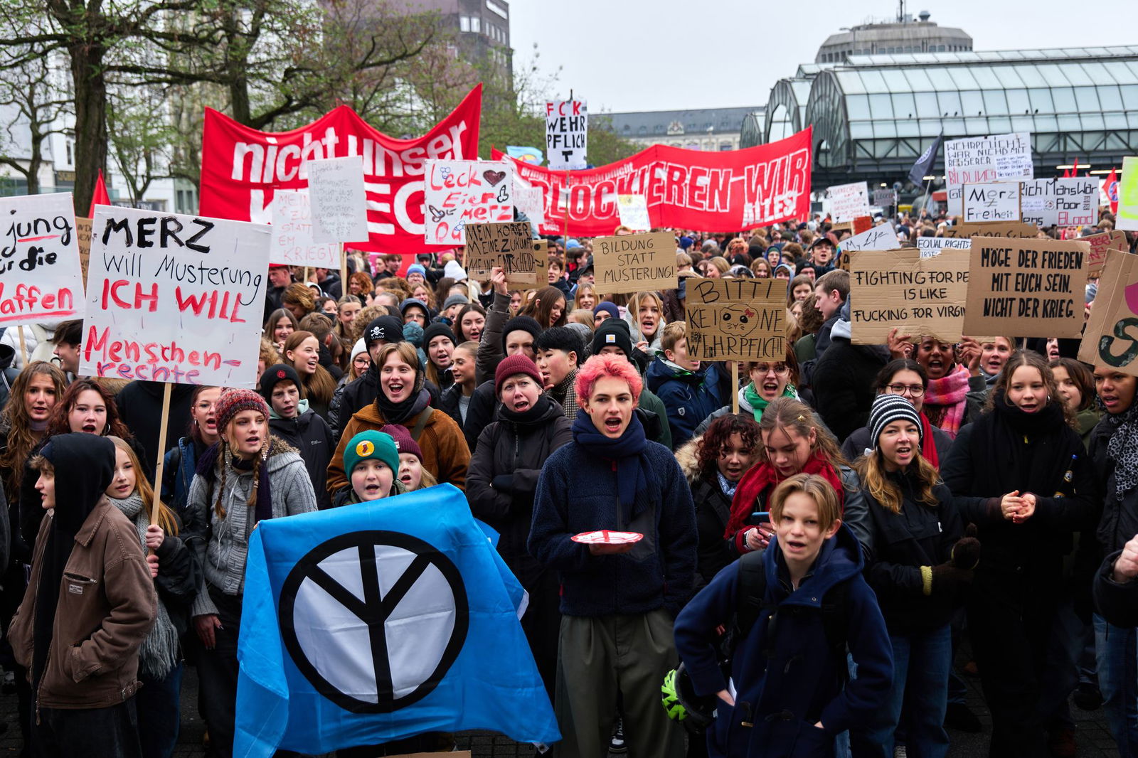 Anlässlich von bundesweiten Demonstrationen gegen einen Wehrdienst protestieren in Hamburg zahlreiche Menschen.