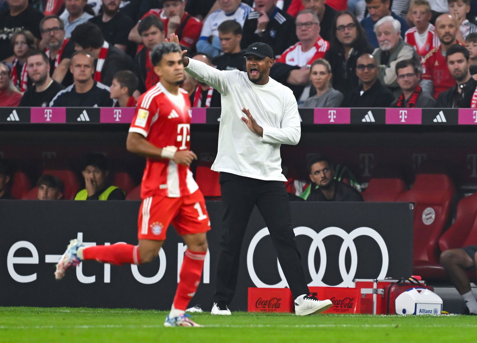 Vincent Kompany (r) gönnt dem gesperrten Luis Díaz einen Kurzurlaub.