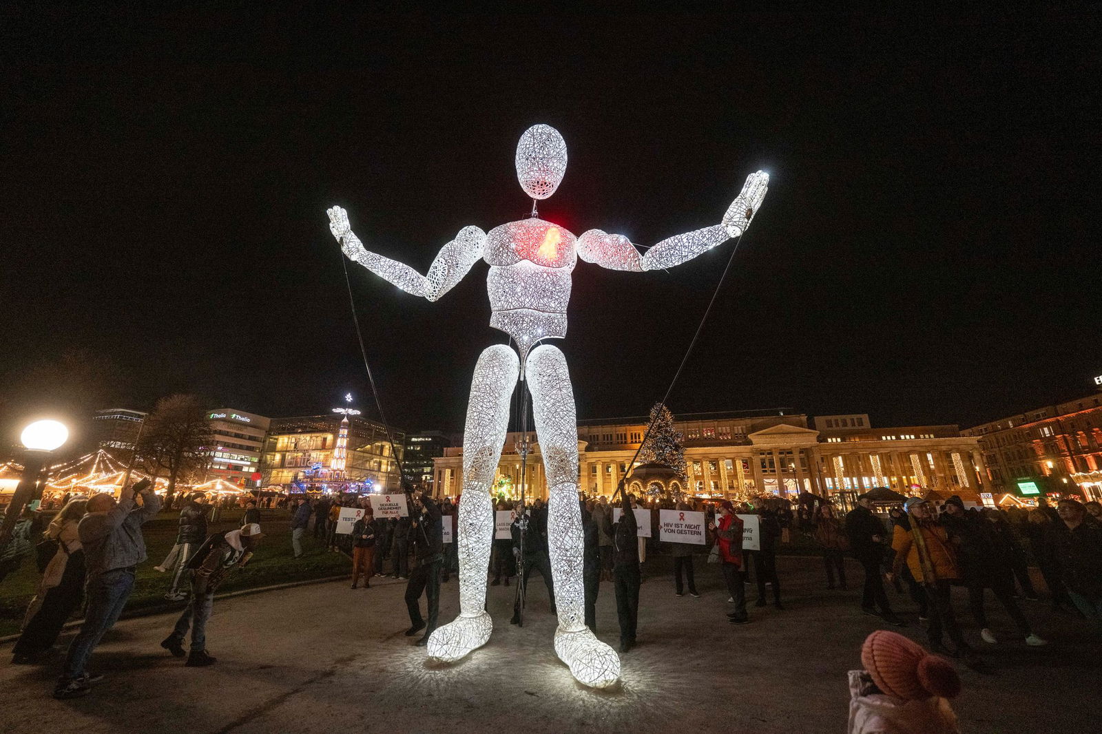 Die Leuchtpuppe der Künstlergruppe «Dundu» ist etwa acht Meter hoch. 