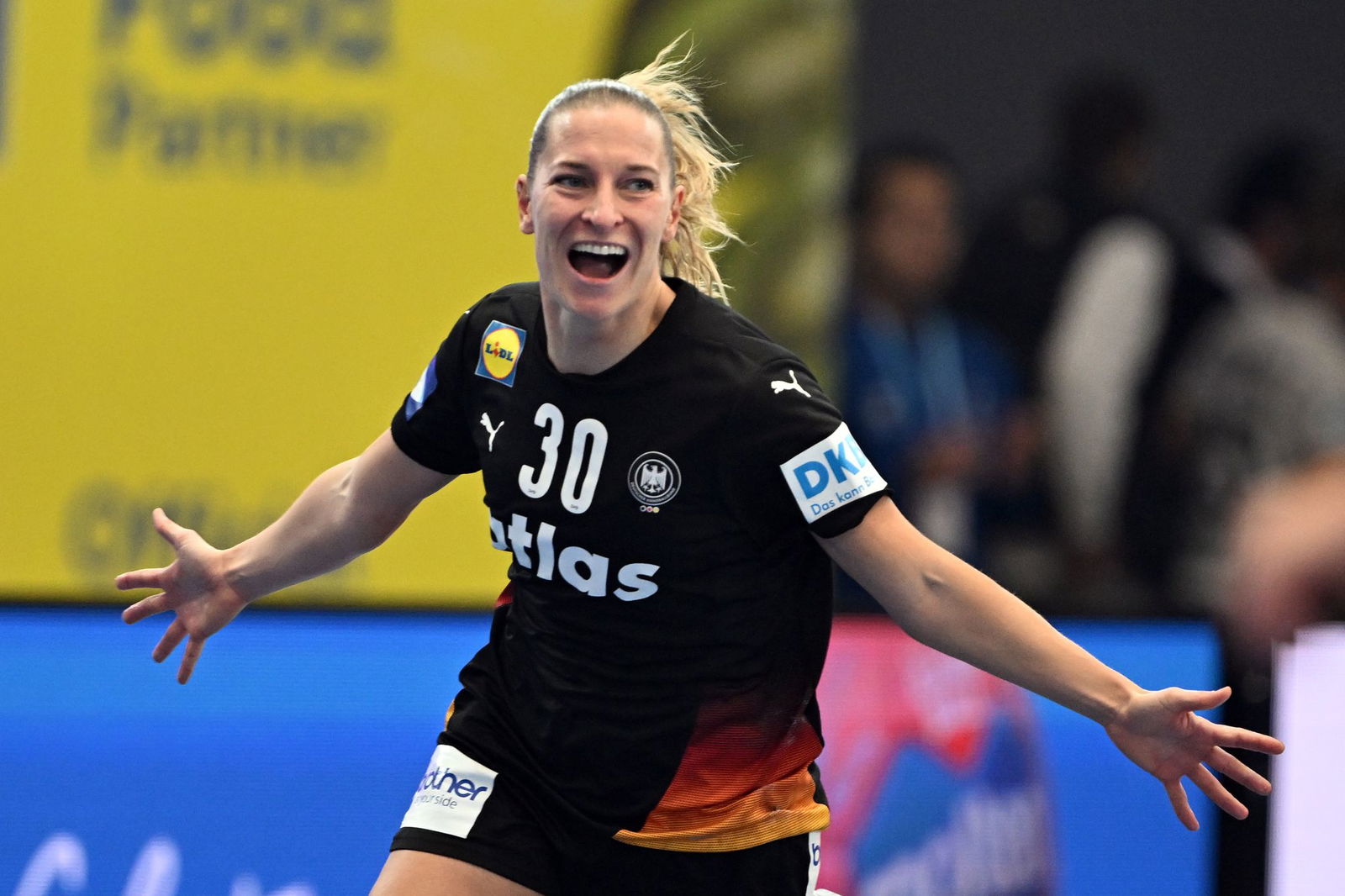 Für Rechtsaußen Jenny Behrend ist es schon jetzt der größte Erfolg im Nationalteam.