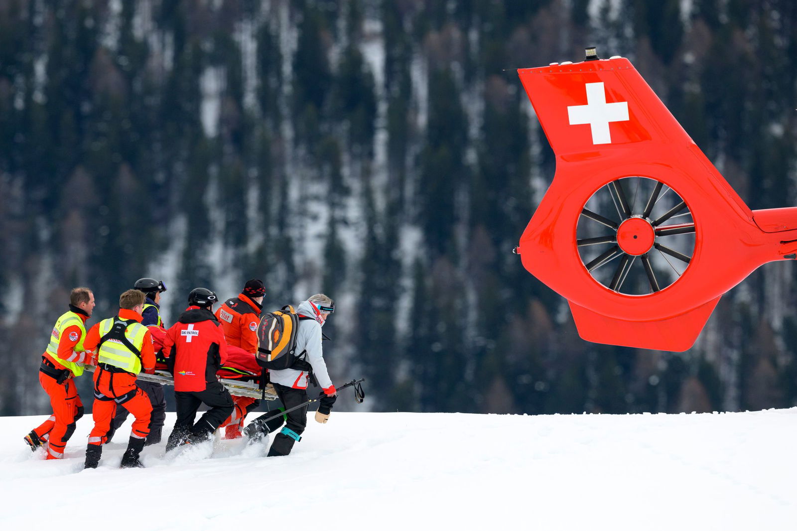 Michelle Gisin wird nach ihrem Sturz in St. Moritz zum Rettungshubschrauber gebracht.